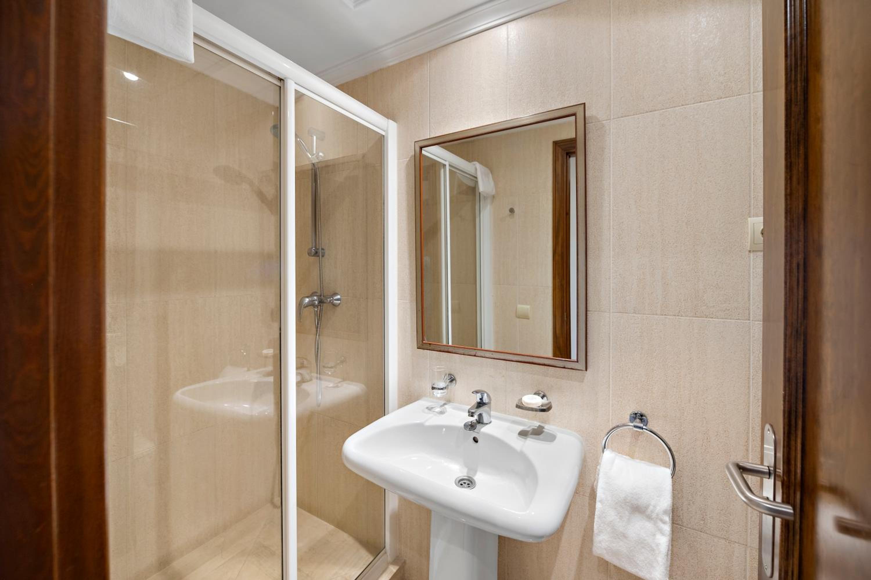 Premium Plus One Bedroom Suite thumbnail 5