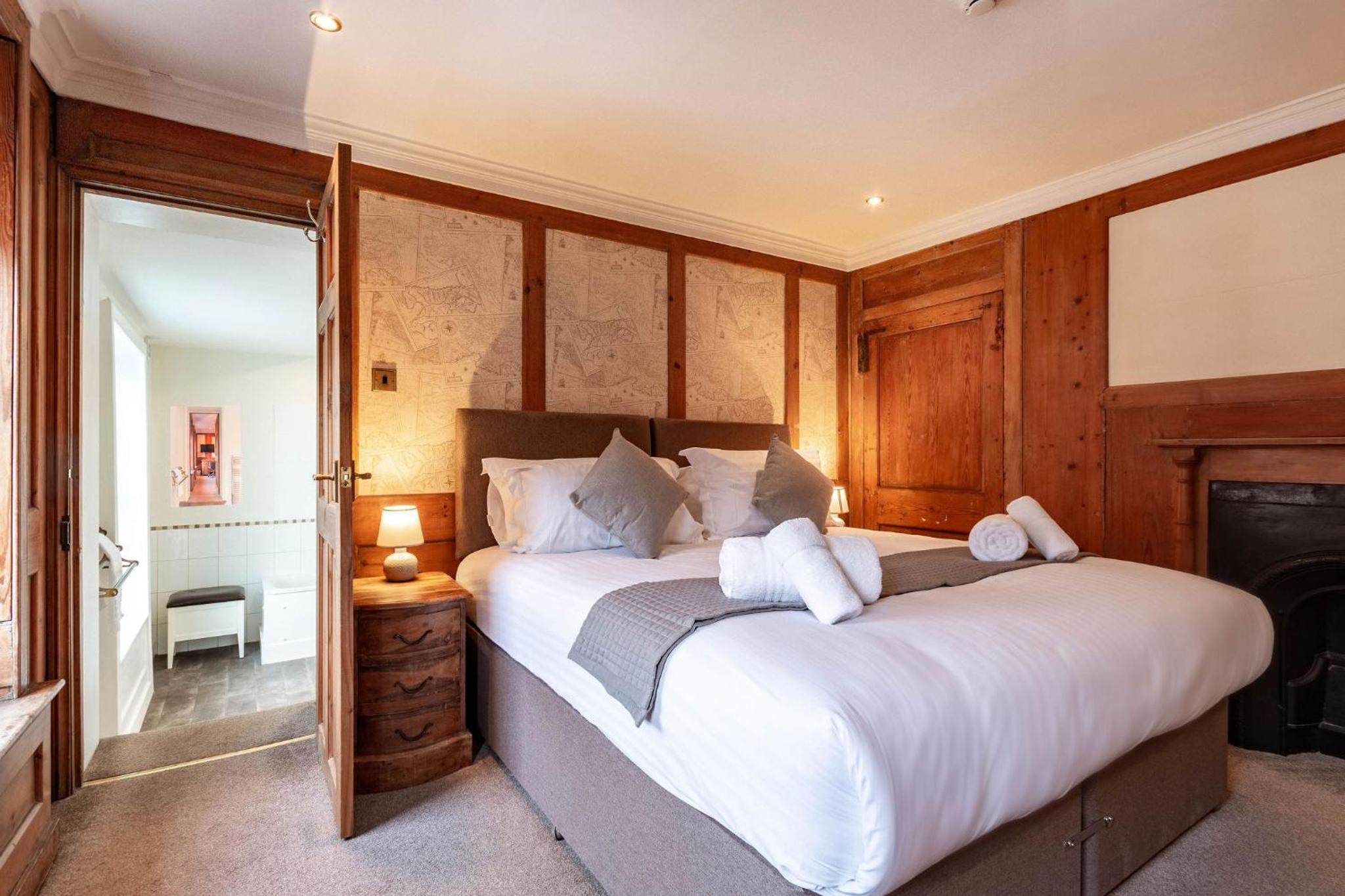 Deluxe King Room - Photo 3