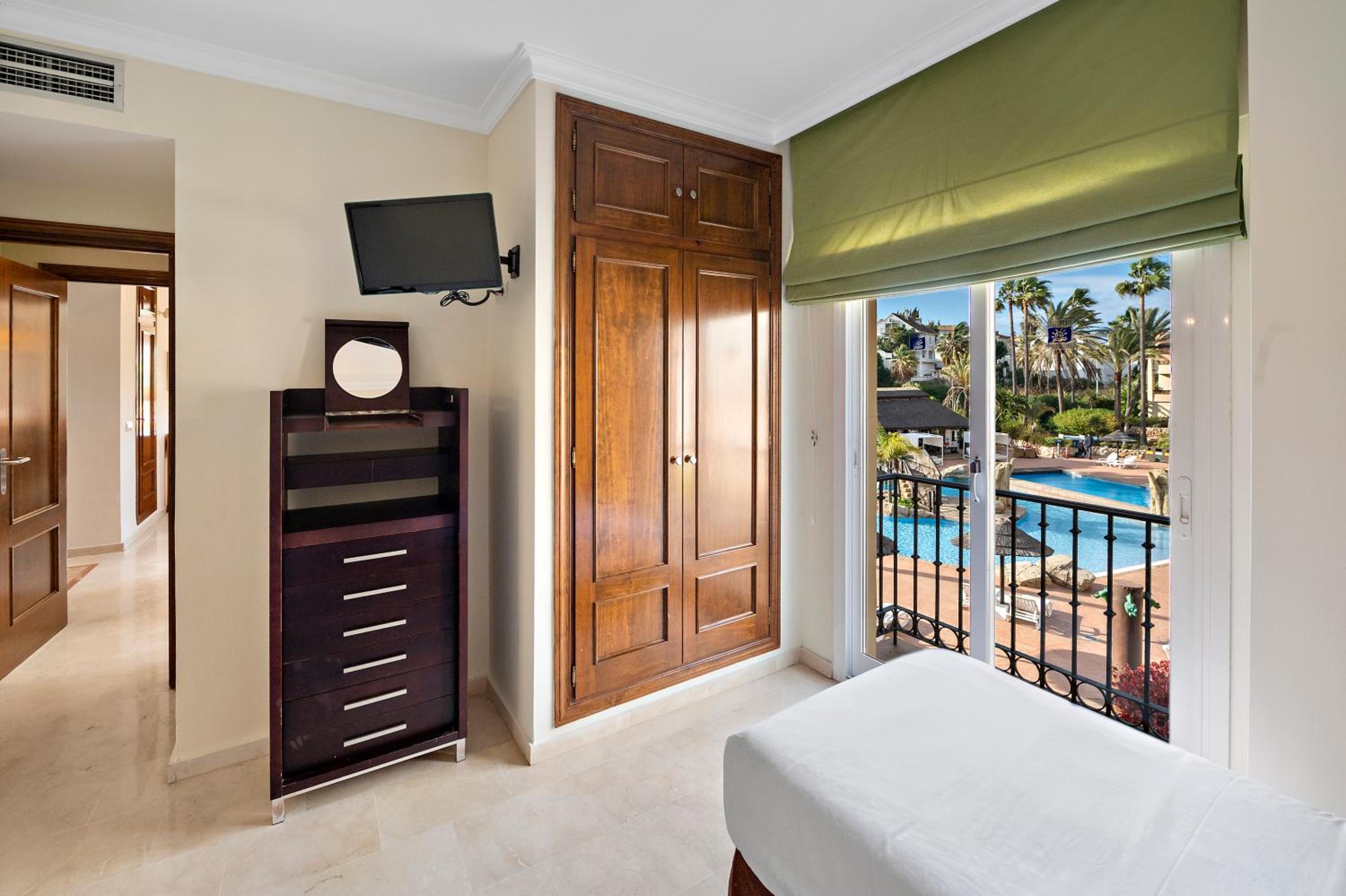 Premium Plus Three Bedroom Suite with Hot Tub and Sea View thumbnail 5