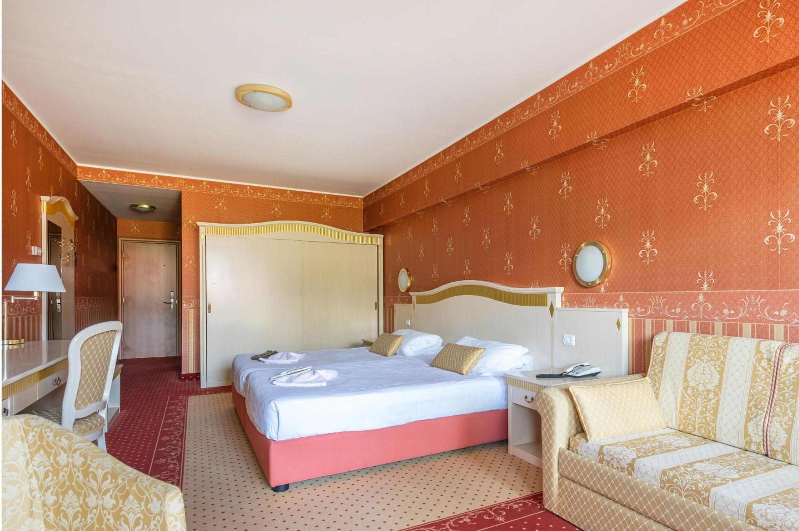 Deluxe Room with Lake View photo 1