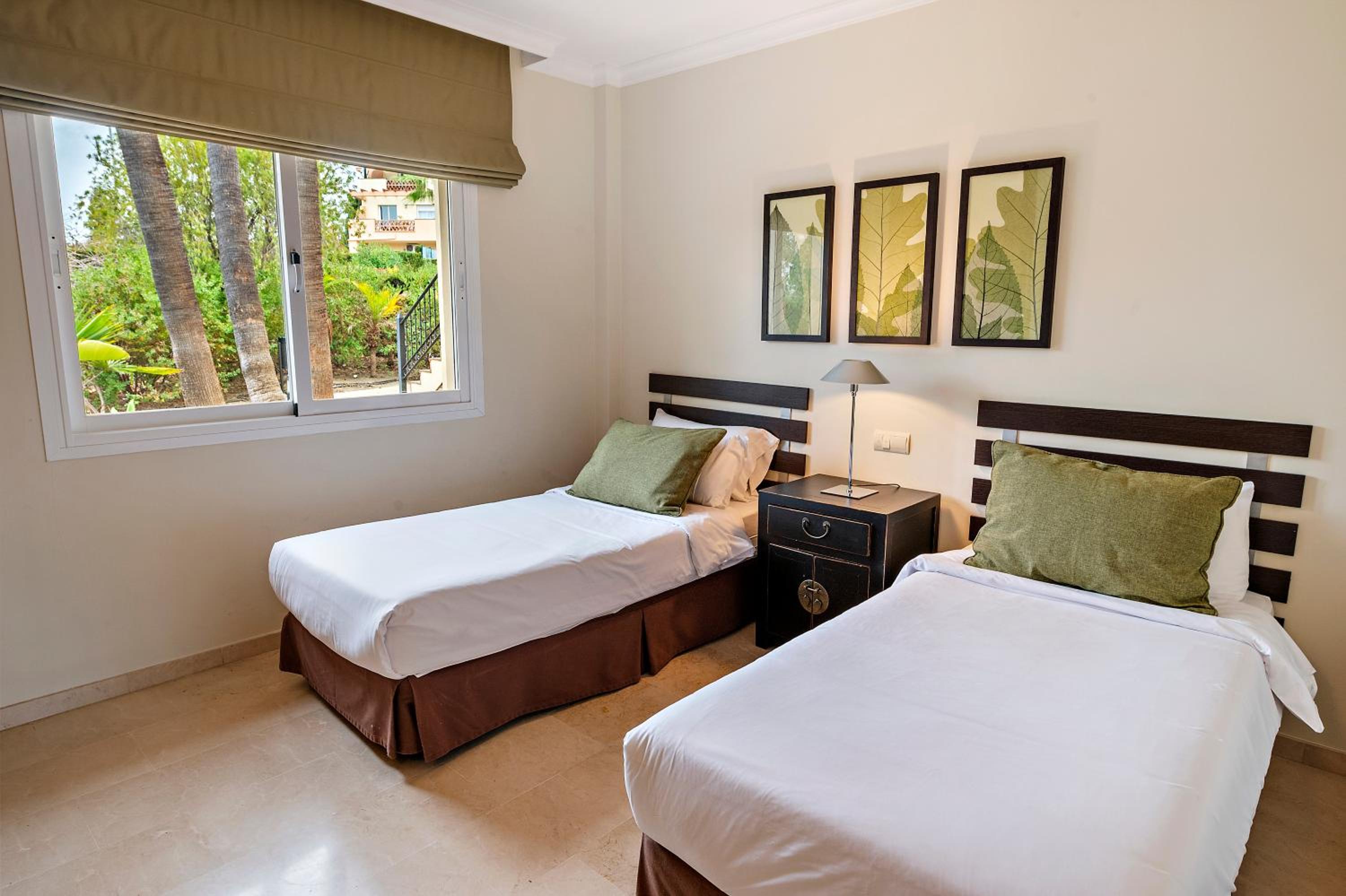 Premium Plus Three Bedroom Suite with Hot Tub and Sea View thumbnail 6