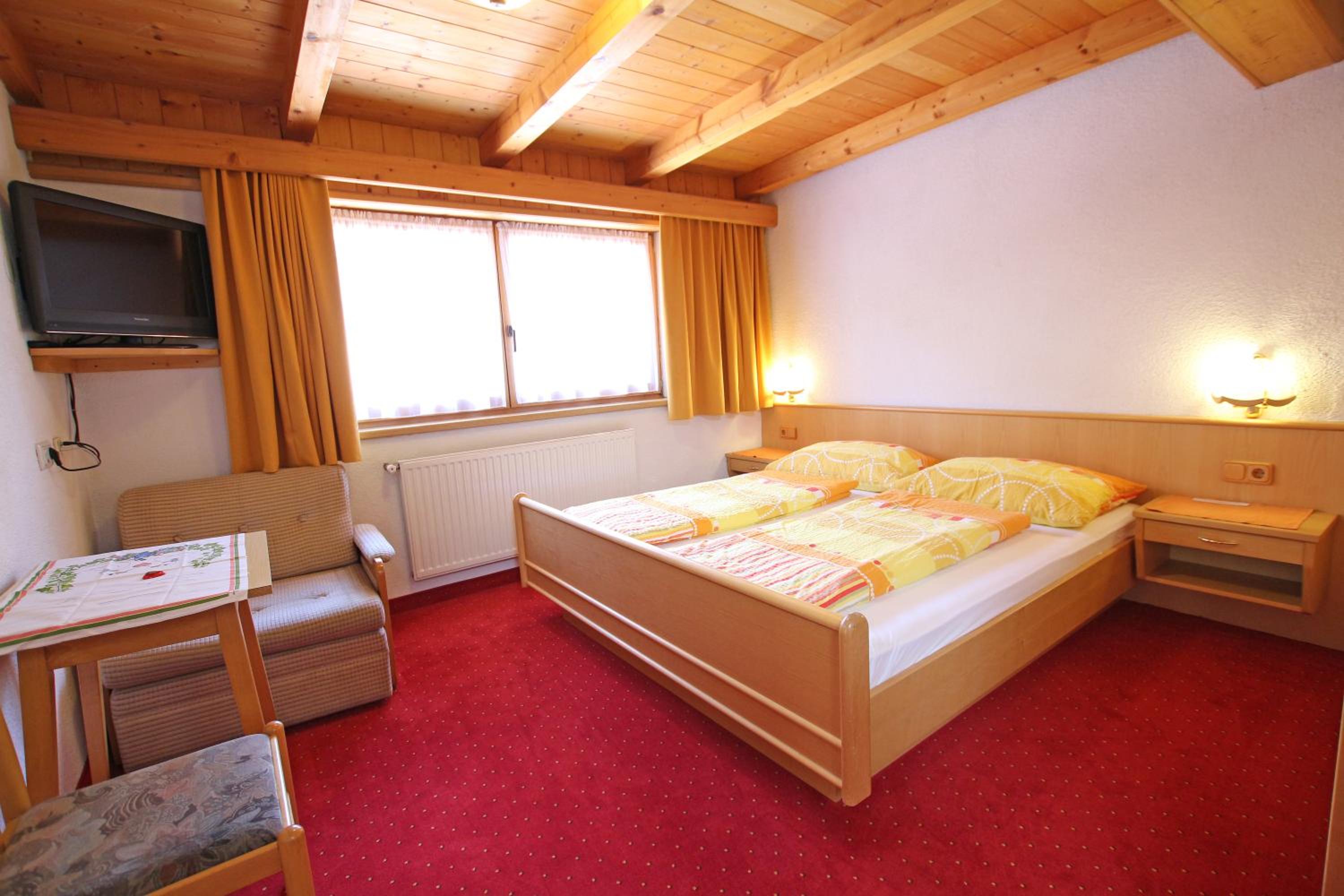 Double Room With Extra Bed photo 2
