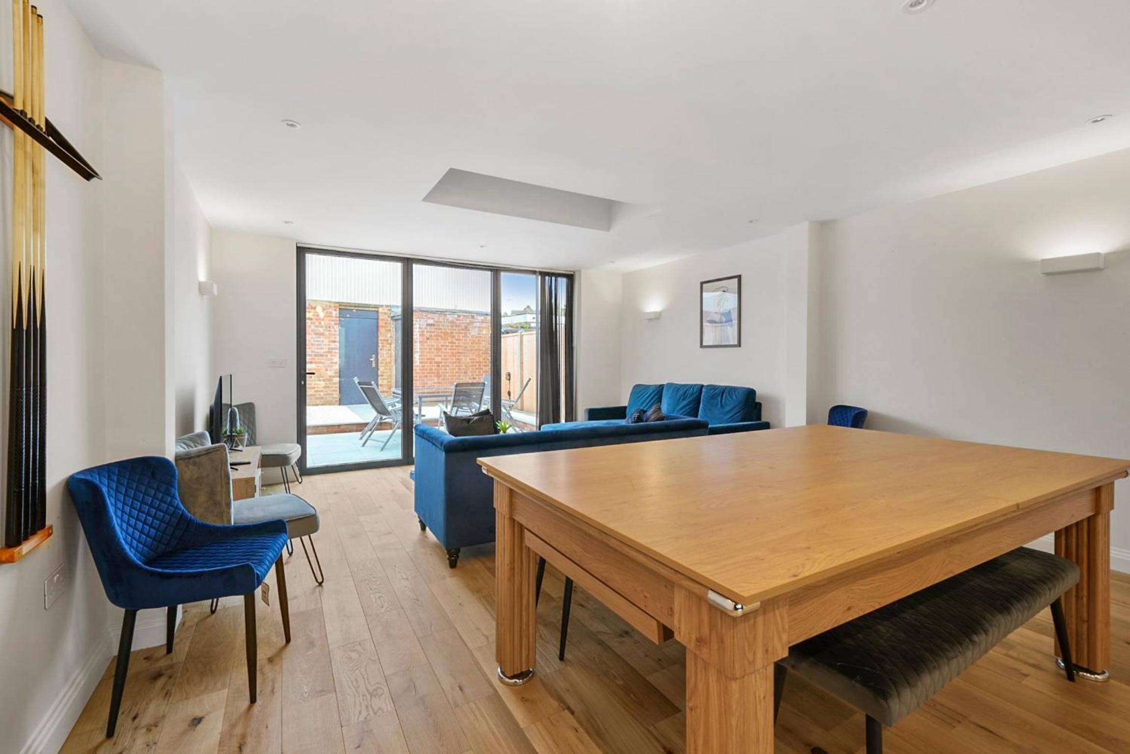 Five-Bedroom House photo 1