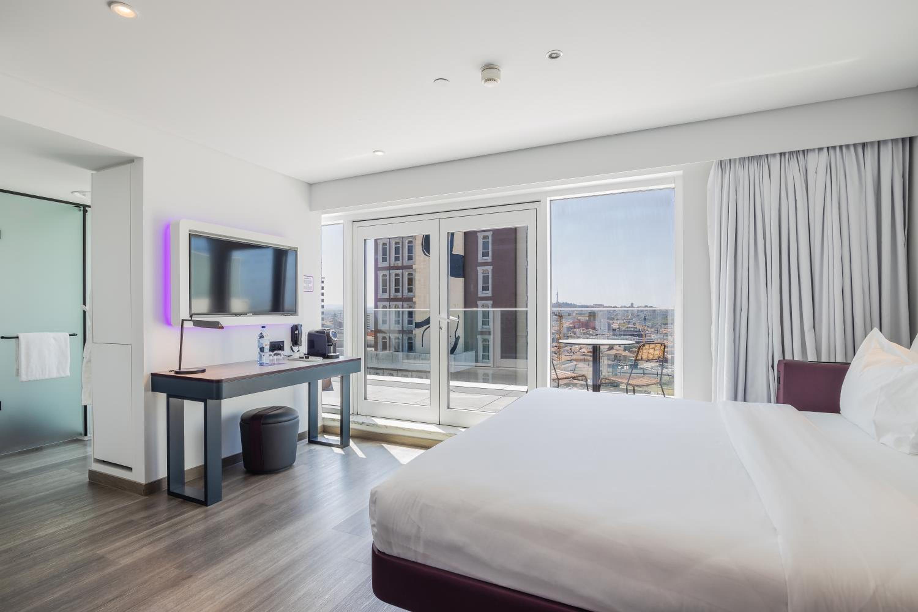 Family Suite with Balcony thumbnail 5