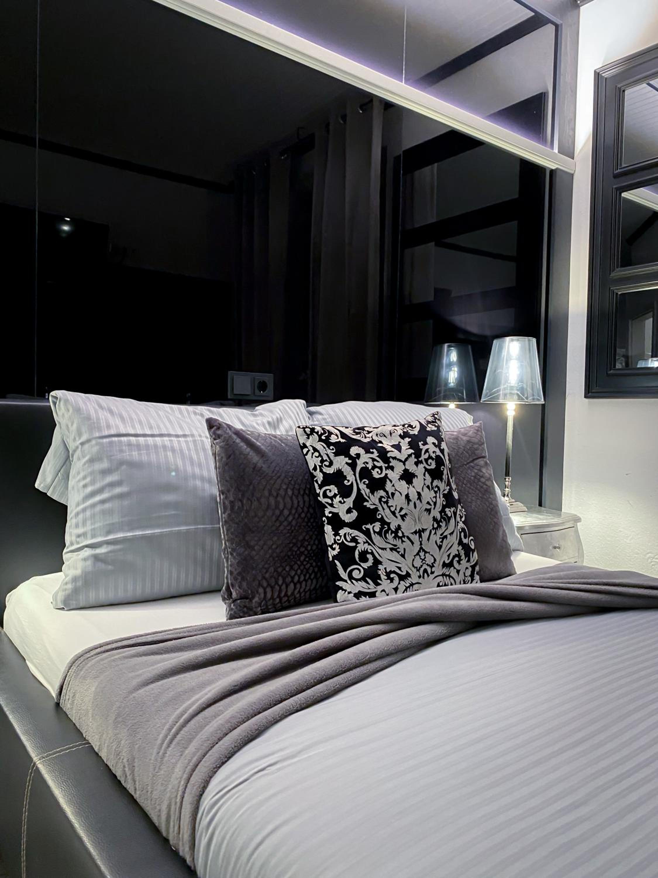Budget Double Room - Photo 18