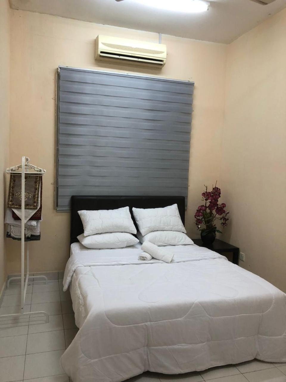 Three-Bedroom House photo 2