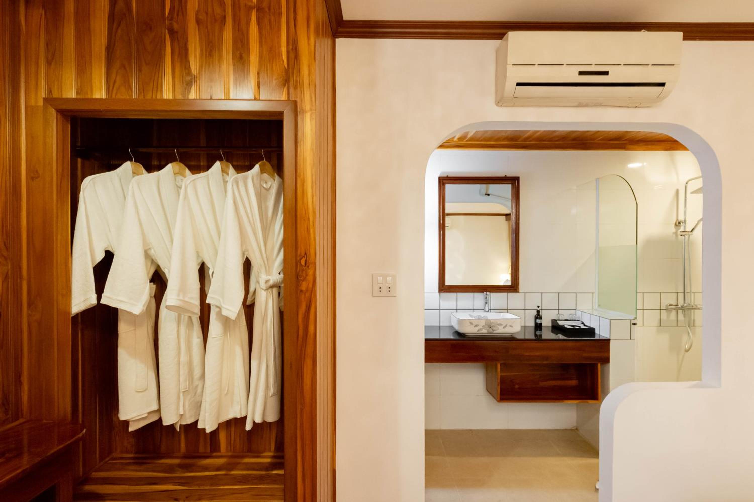 Deluxe Double Room - Photo 12