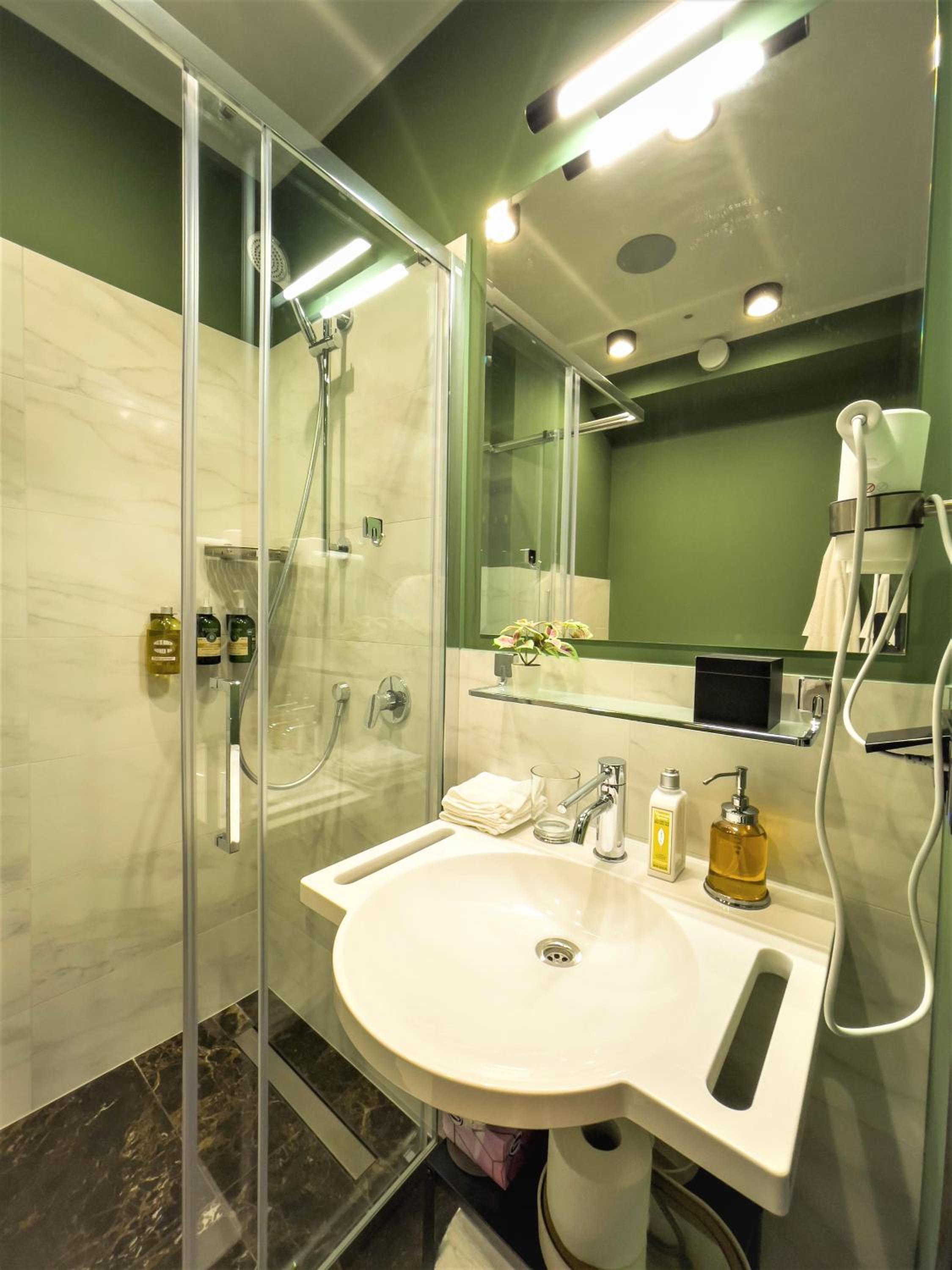 Deluxe King Room - Photo 9
