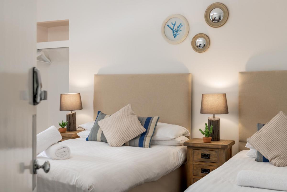 Standard Triple Room with Sea View photo 3