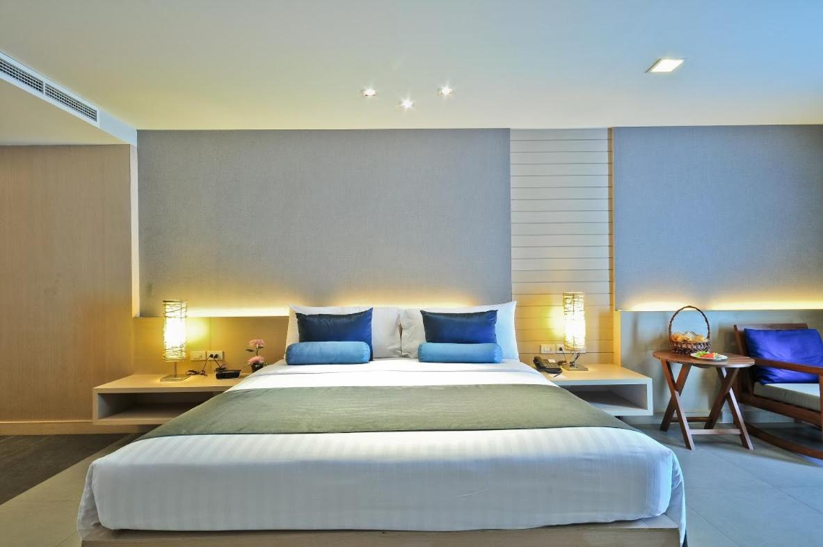 Deluxe King Room - Photo 2