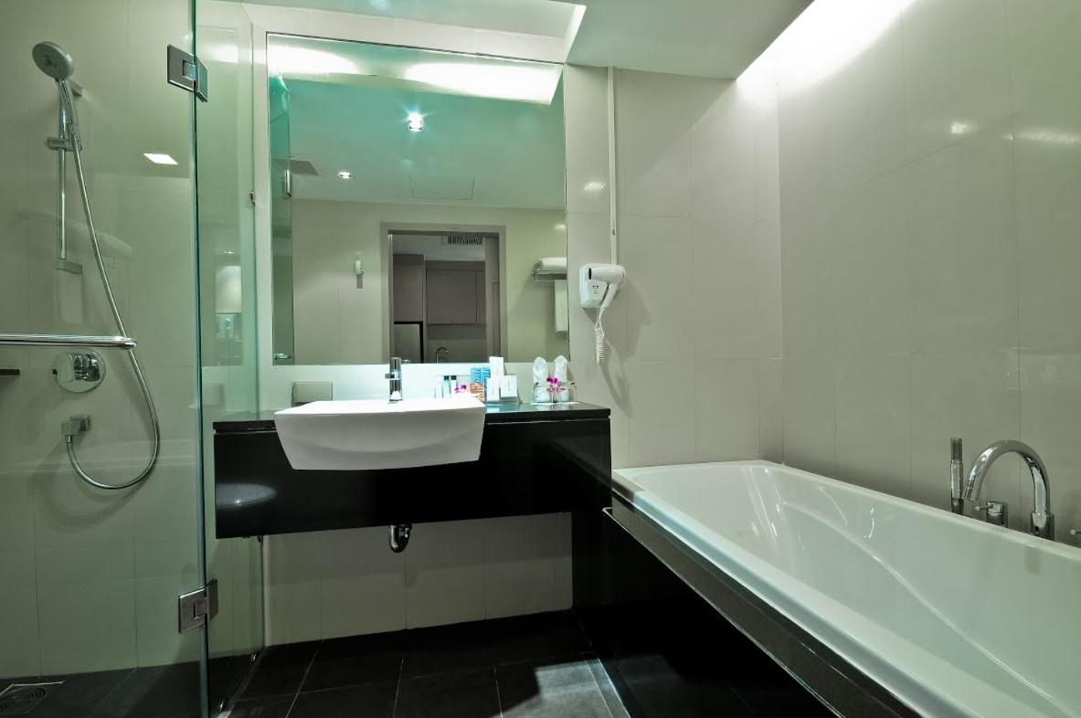 Deluxe King Room - Photo 3