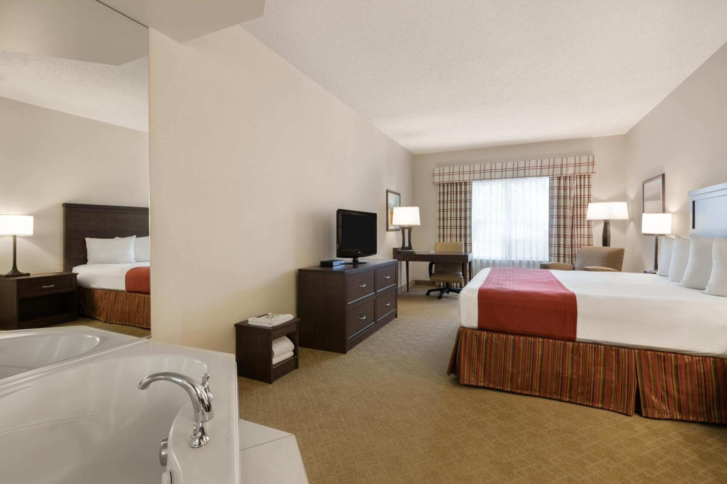 King Suite with Whirlpool - Non-Smoking photo 2