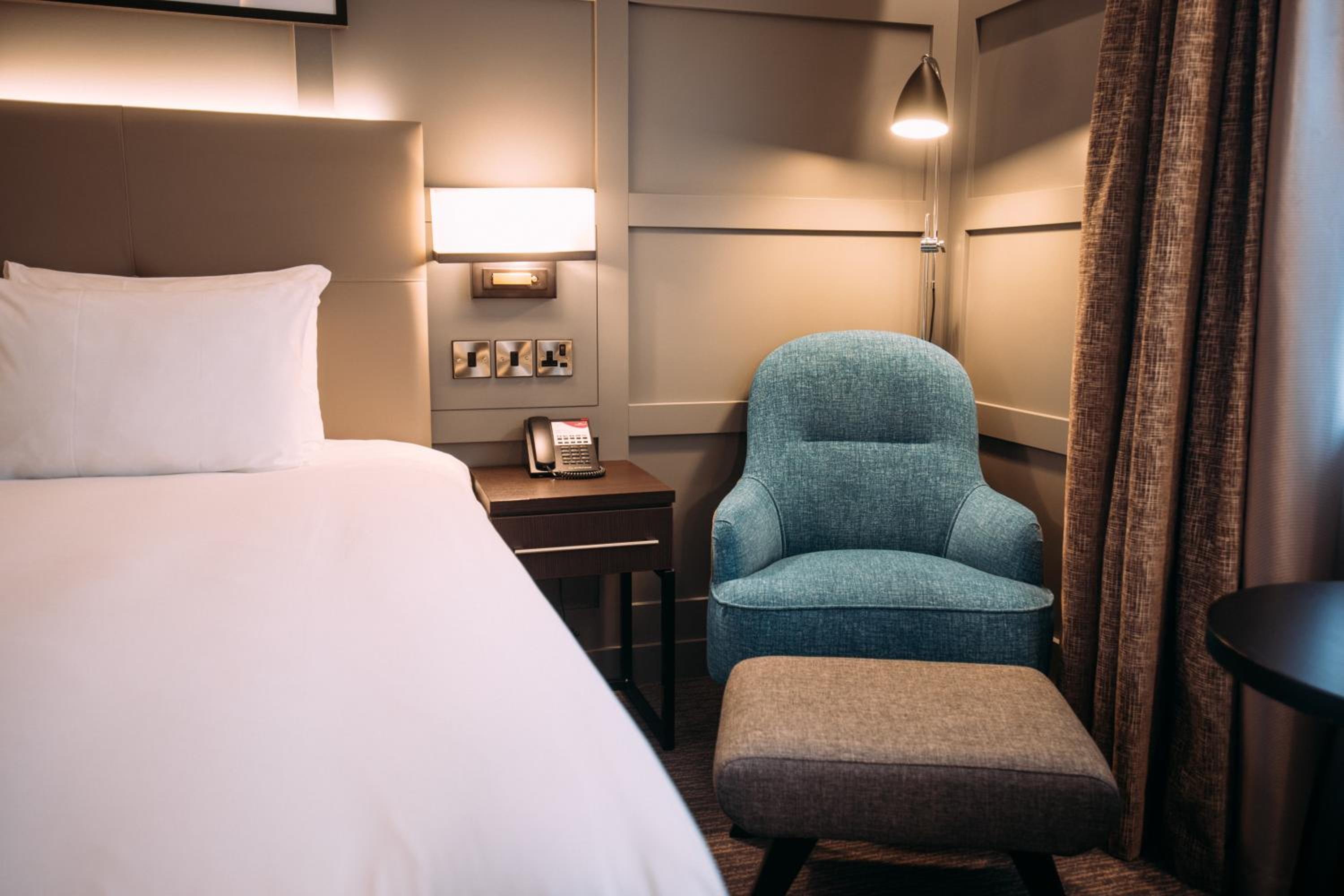 Standard King Room with Lounge Access - Photo 4