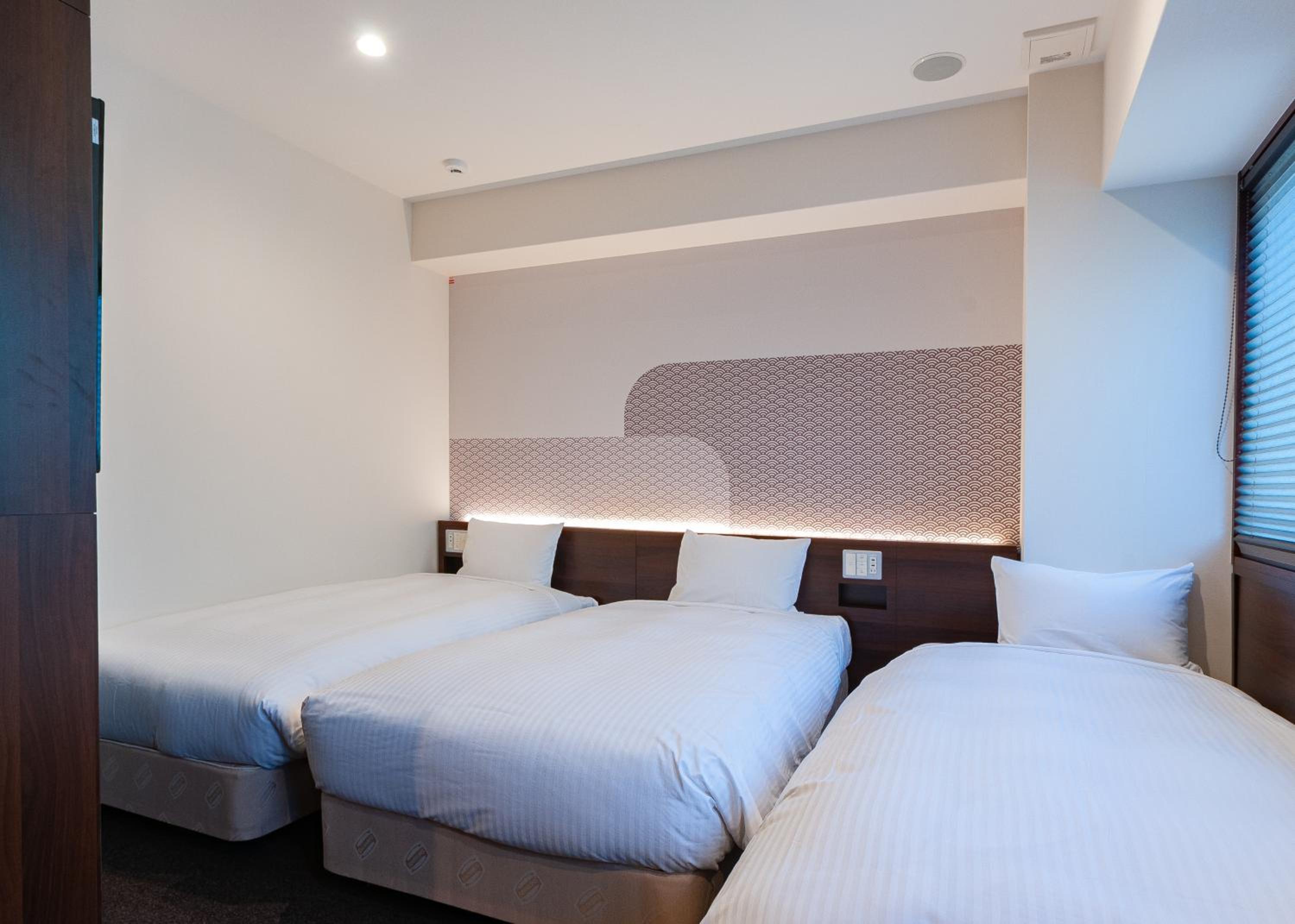 Deluxe Twin Room with Sofa Bed - Photo 4
