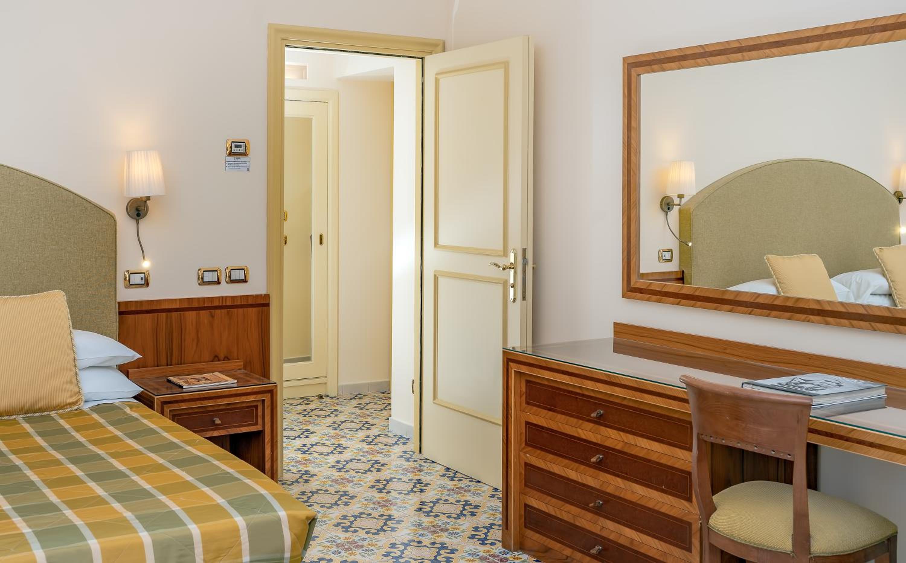 Large Double or Twin Room thumbnail 5