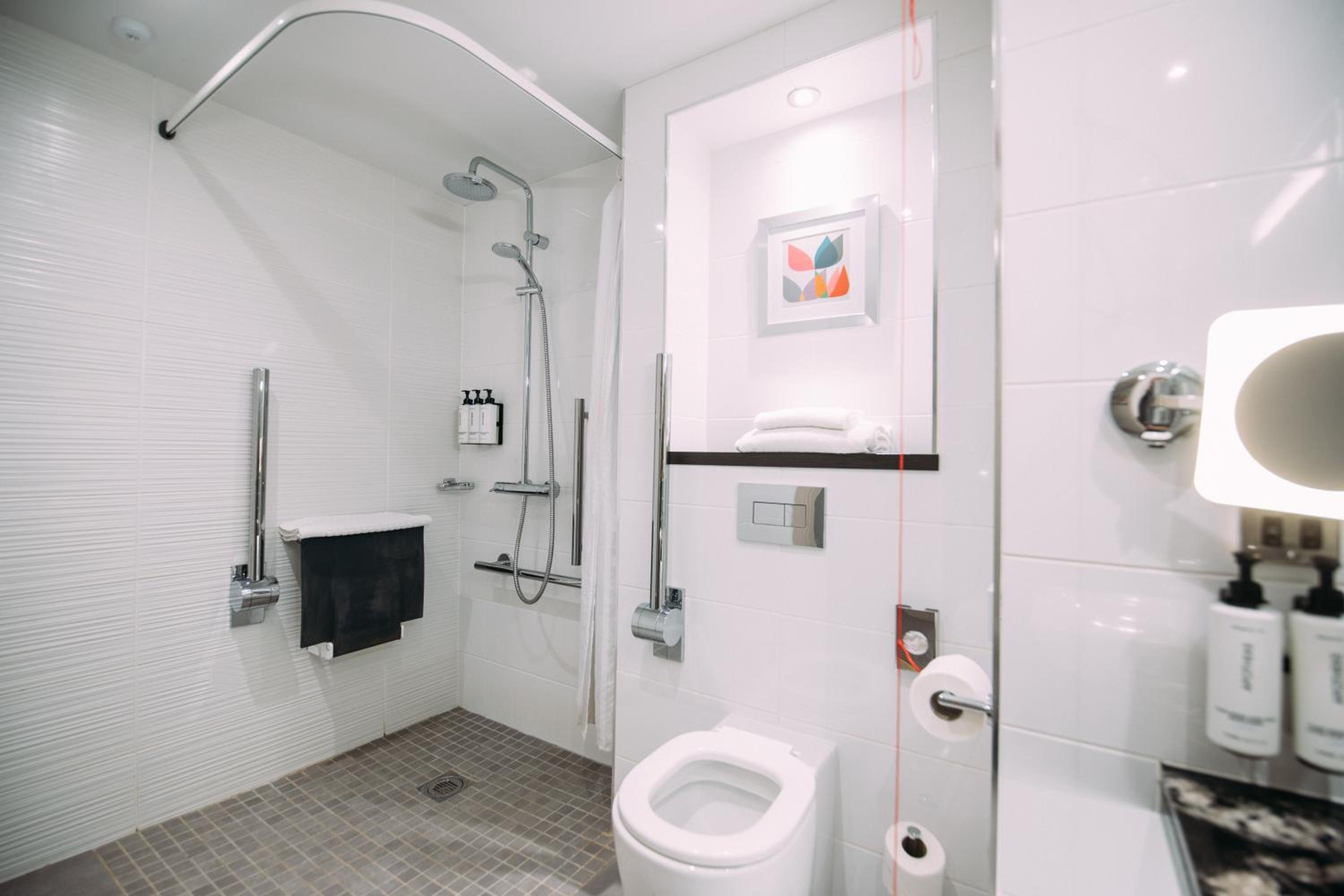Standard King Room - Accessible - Photo 4