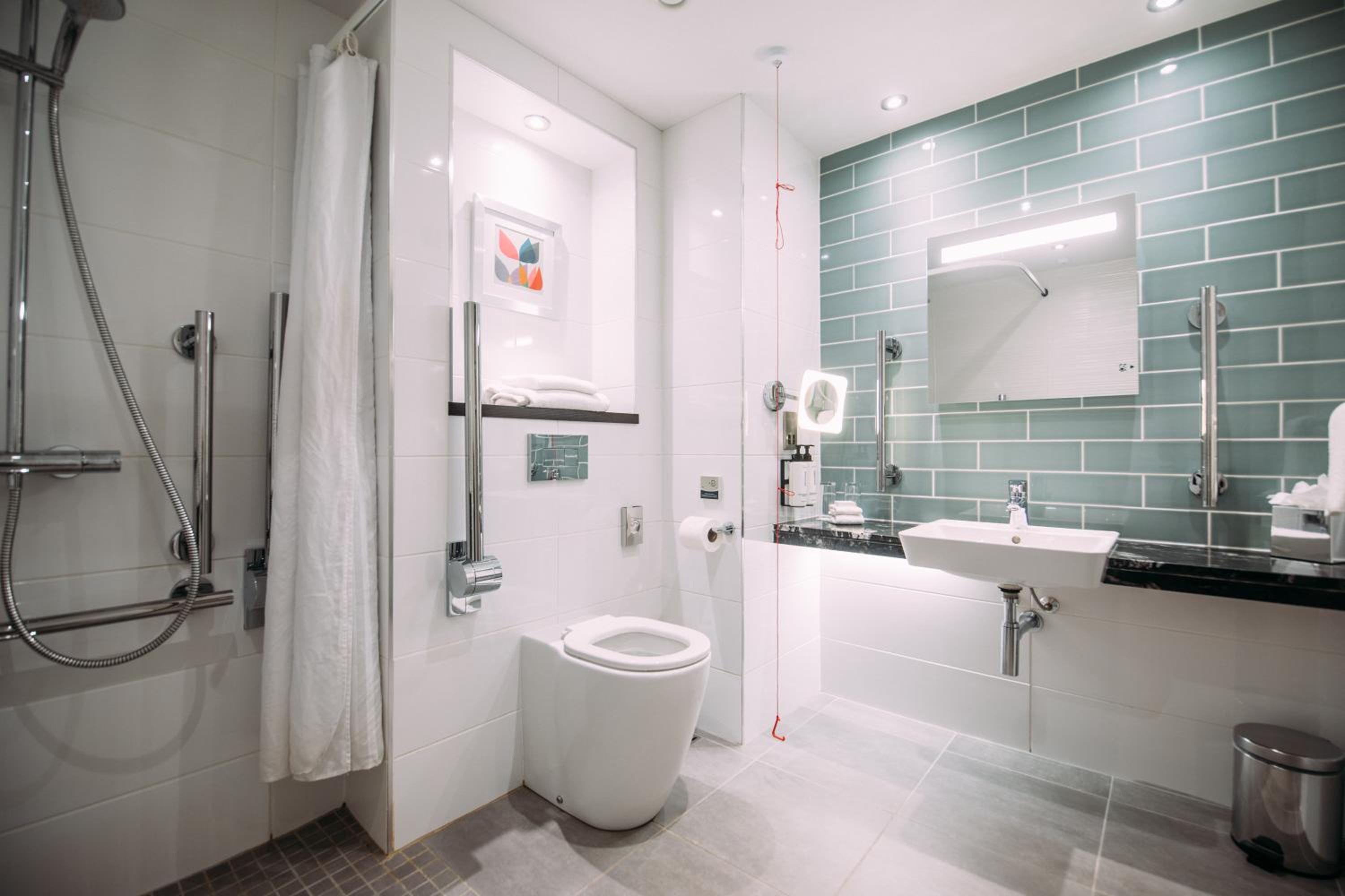 Standard King Room - Accessible - Photo 6