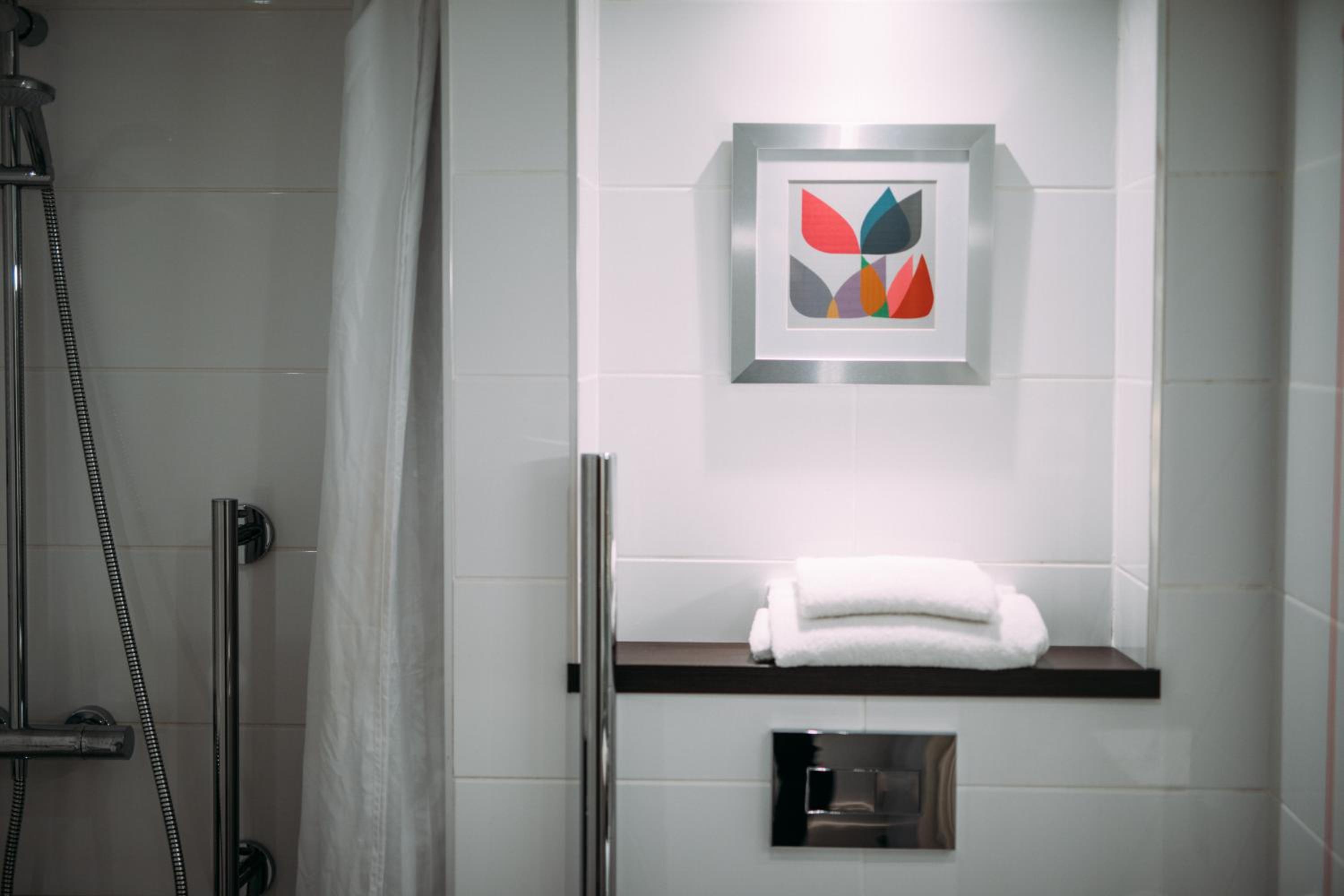 Standard King Room - Accessible - Photo 7