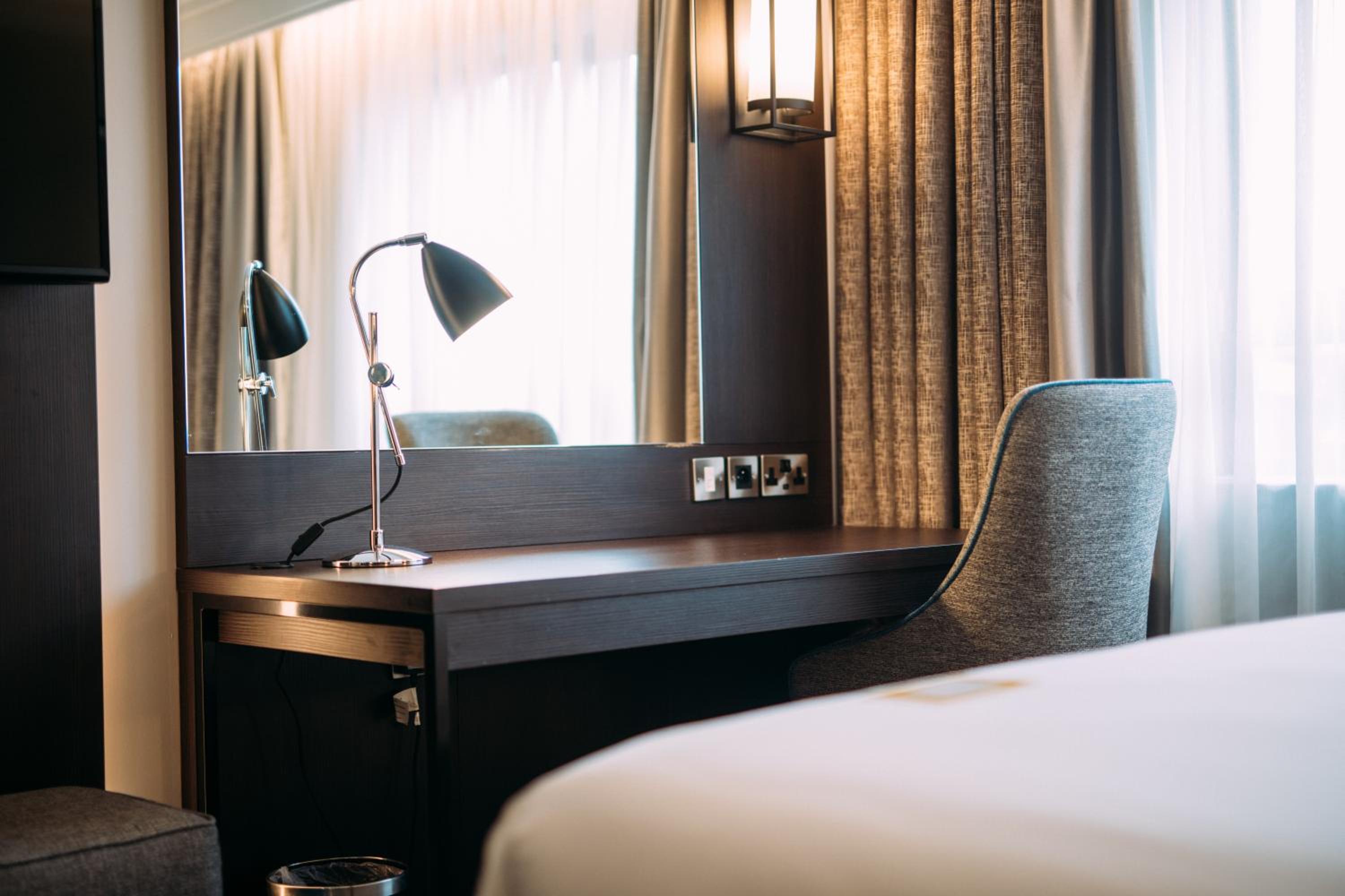 Standard King Room - Accessible - Photo 3