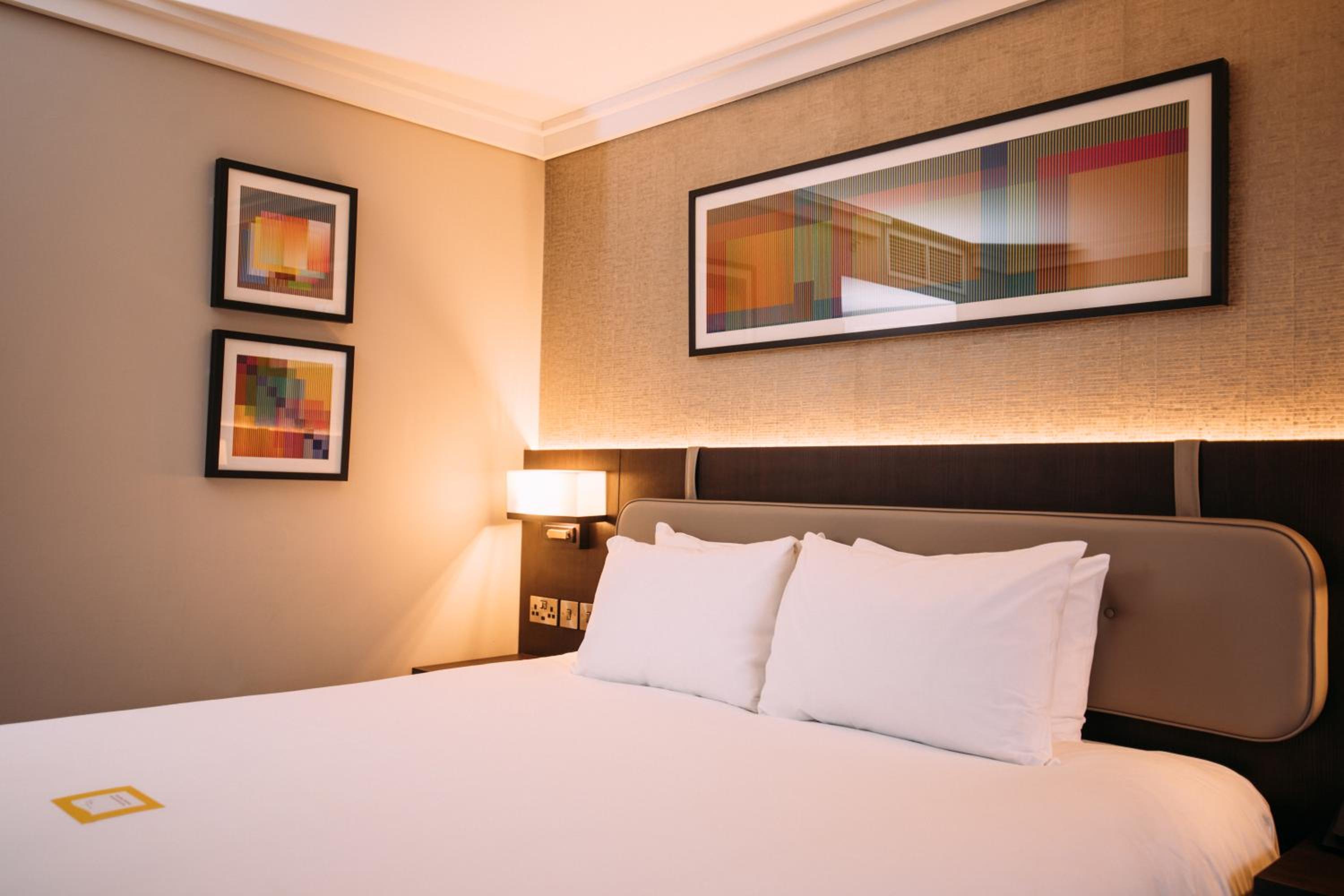 Standard King Room with Sofa Bed - Photo 4
