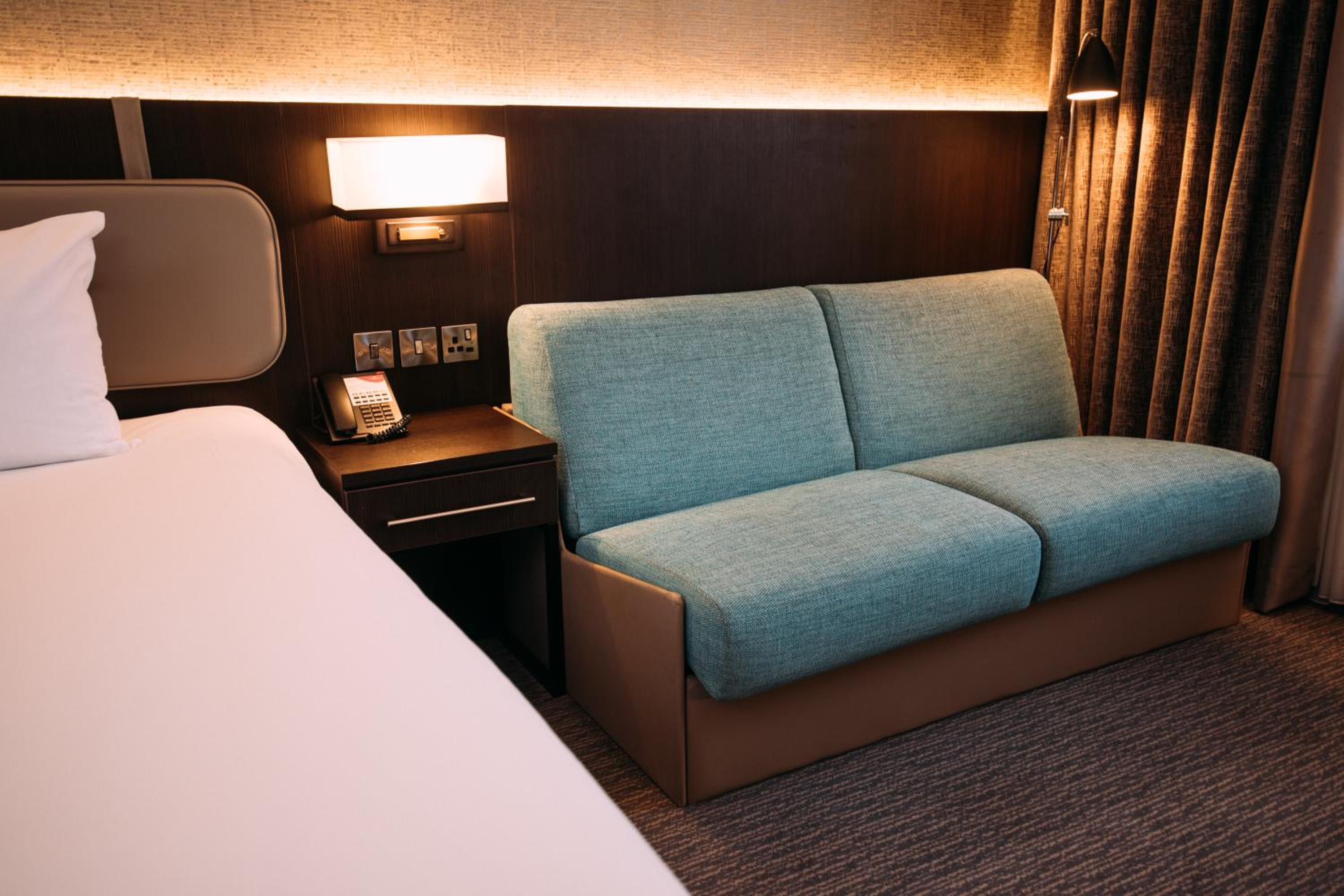 Standard King Room with Sofa Bed - Photo 3