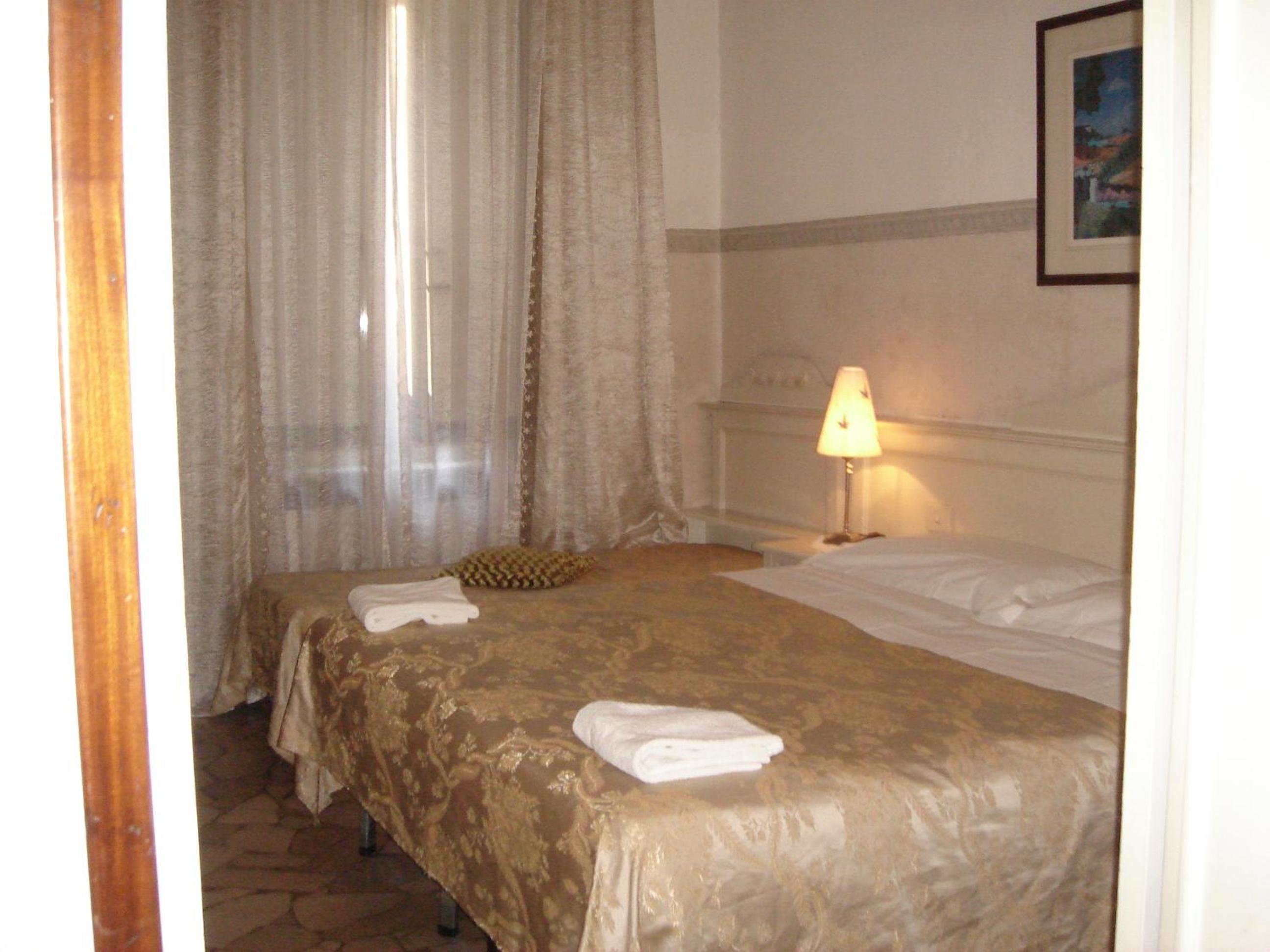 Double Room with Shared Bathroom photo 1