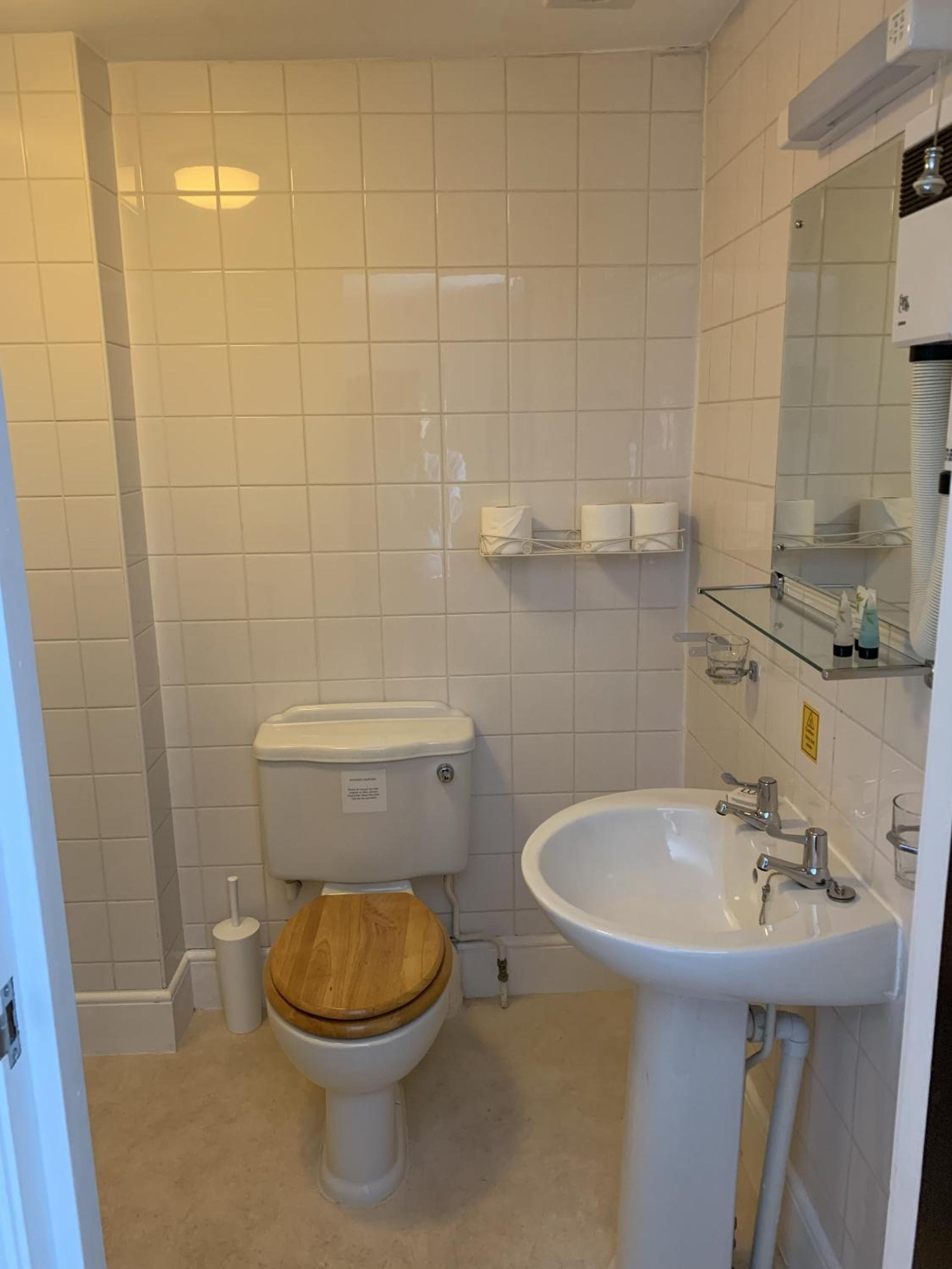 Double Room with Private Bathroom - Photo 6