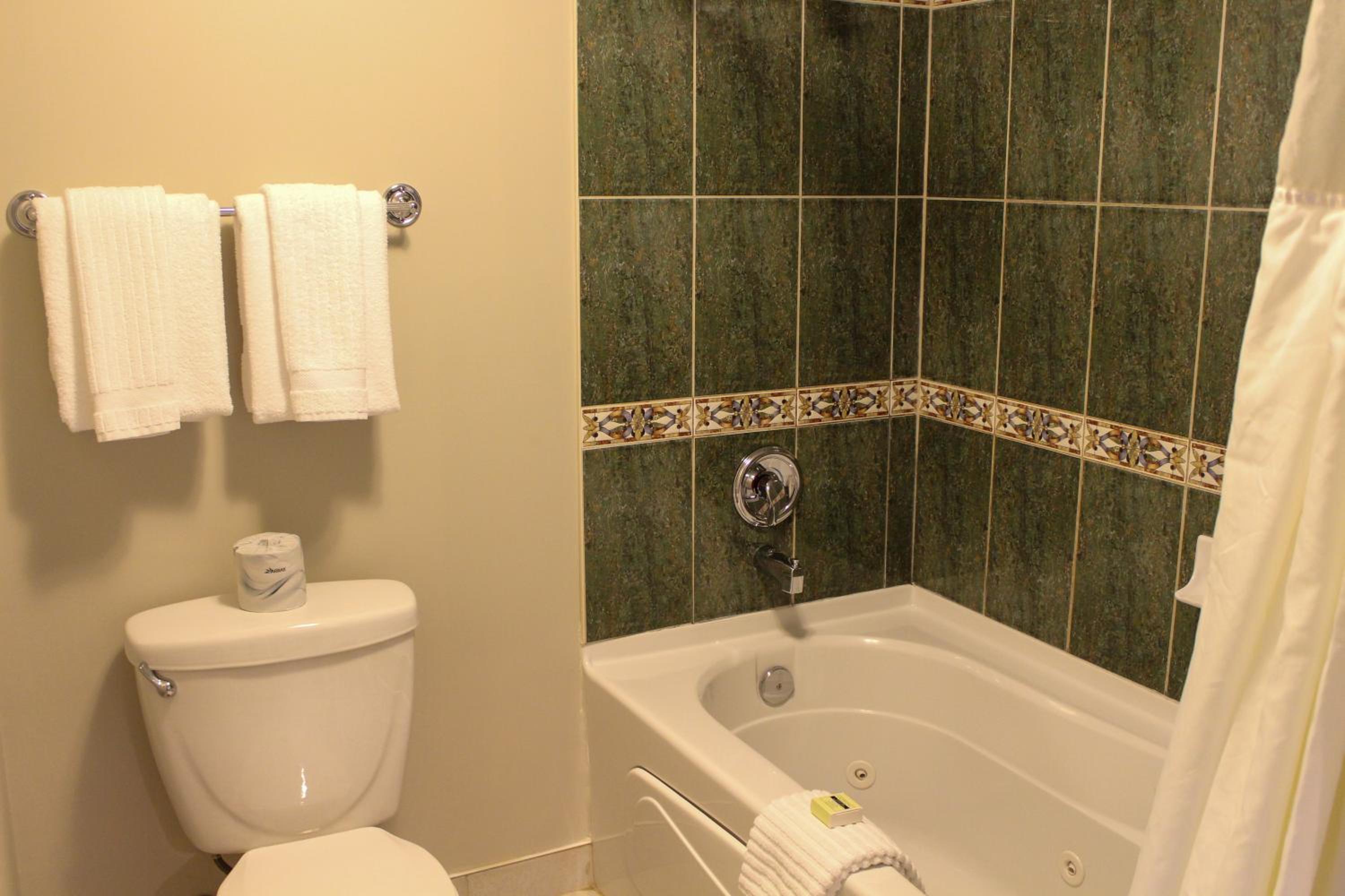 Standard Queen Room with Two Queen Beds - Photo 2