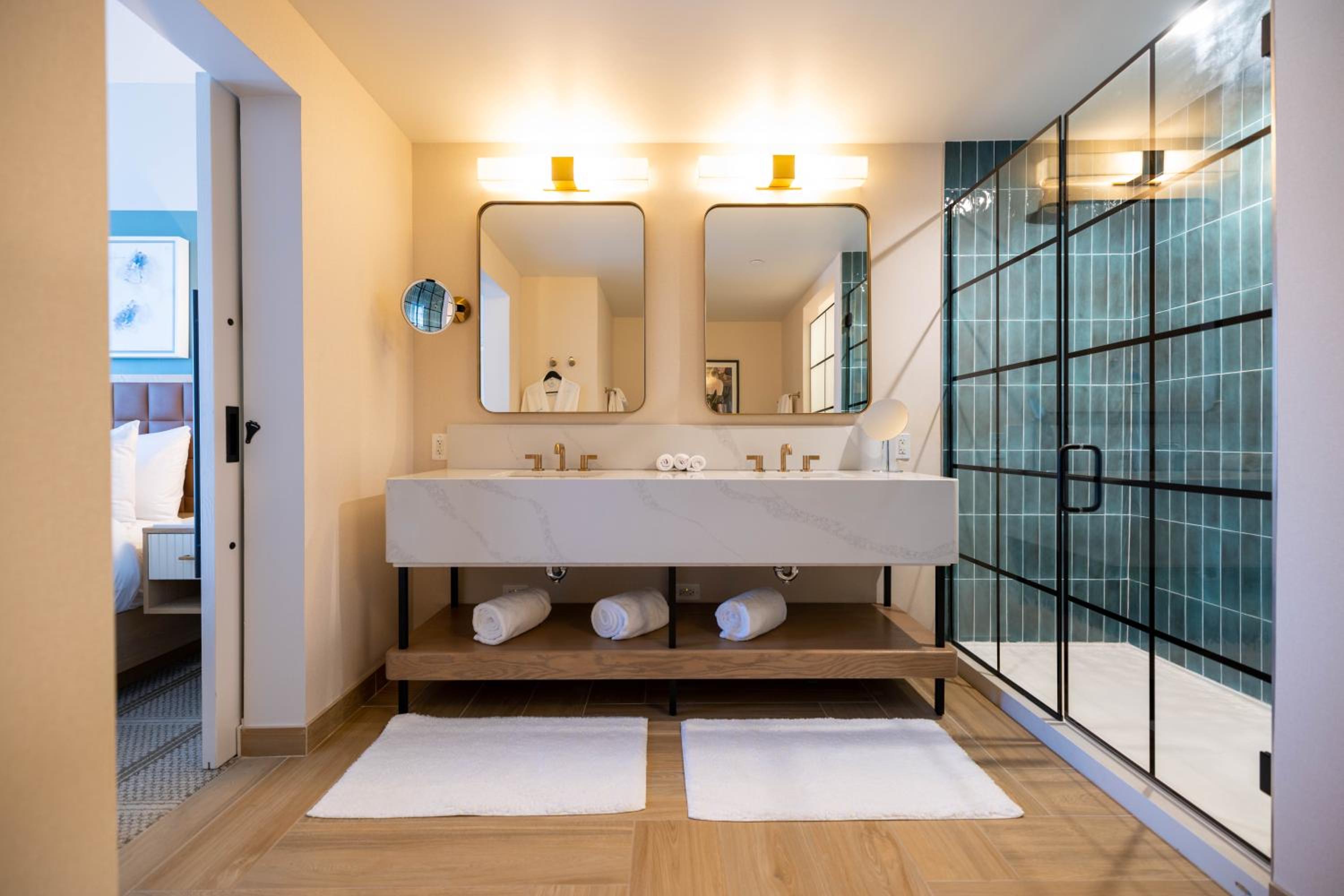 Deluxe King Room with City View - Photo 4