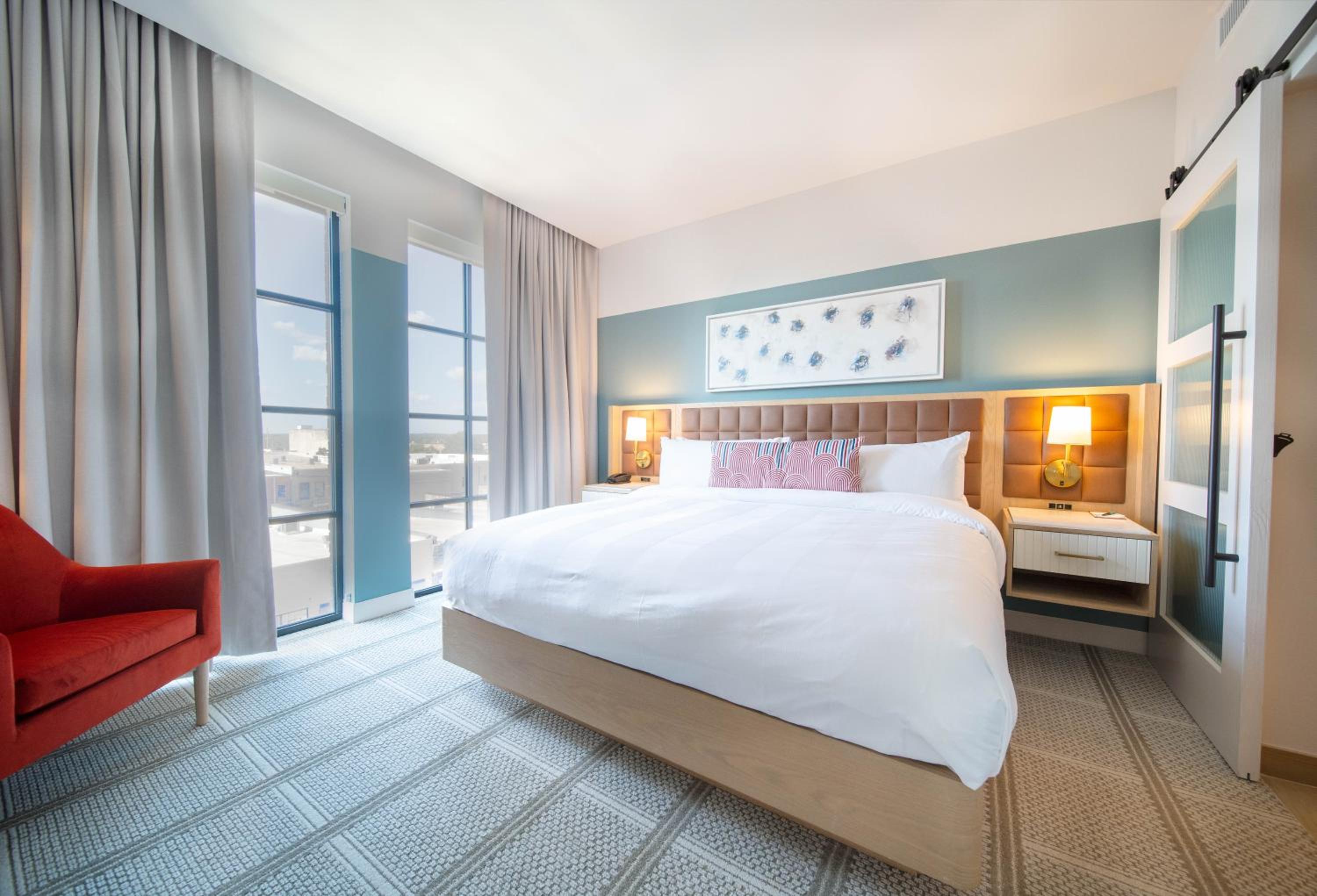 Deluxe King Room with City View - Photo 1