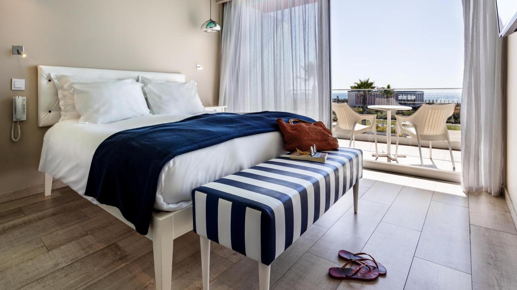 Suite with Sea View (2 Adults + 1 Child)