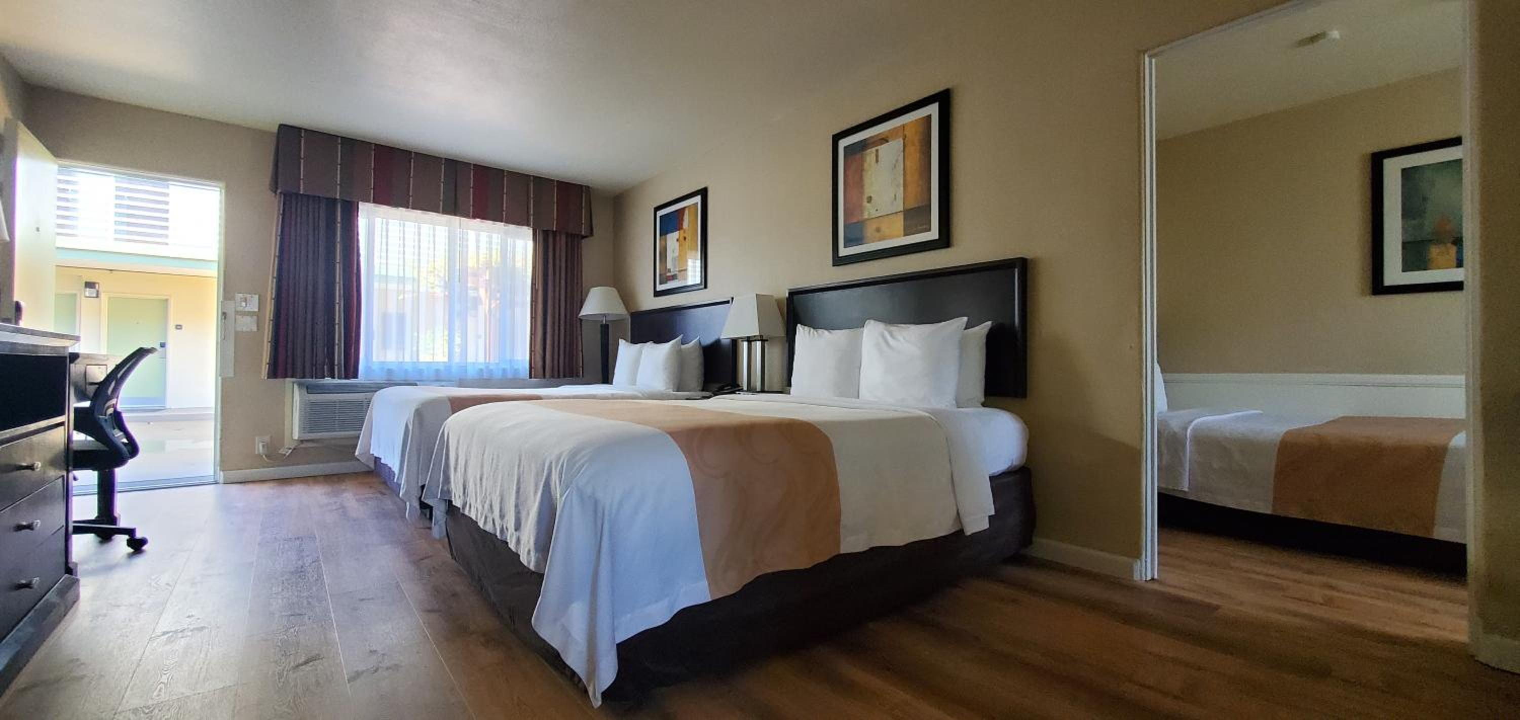 Family Suite, 2 Queen Beds, 1 Double Bed, Non Smoking - Photo 2