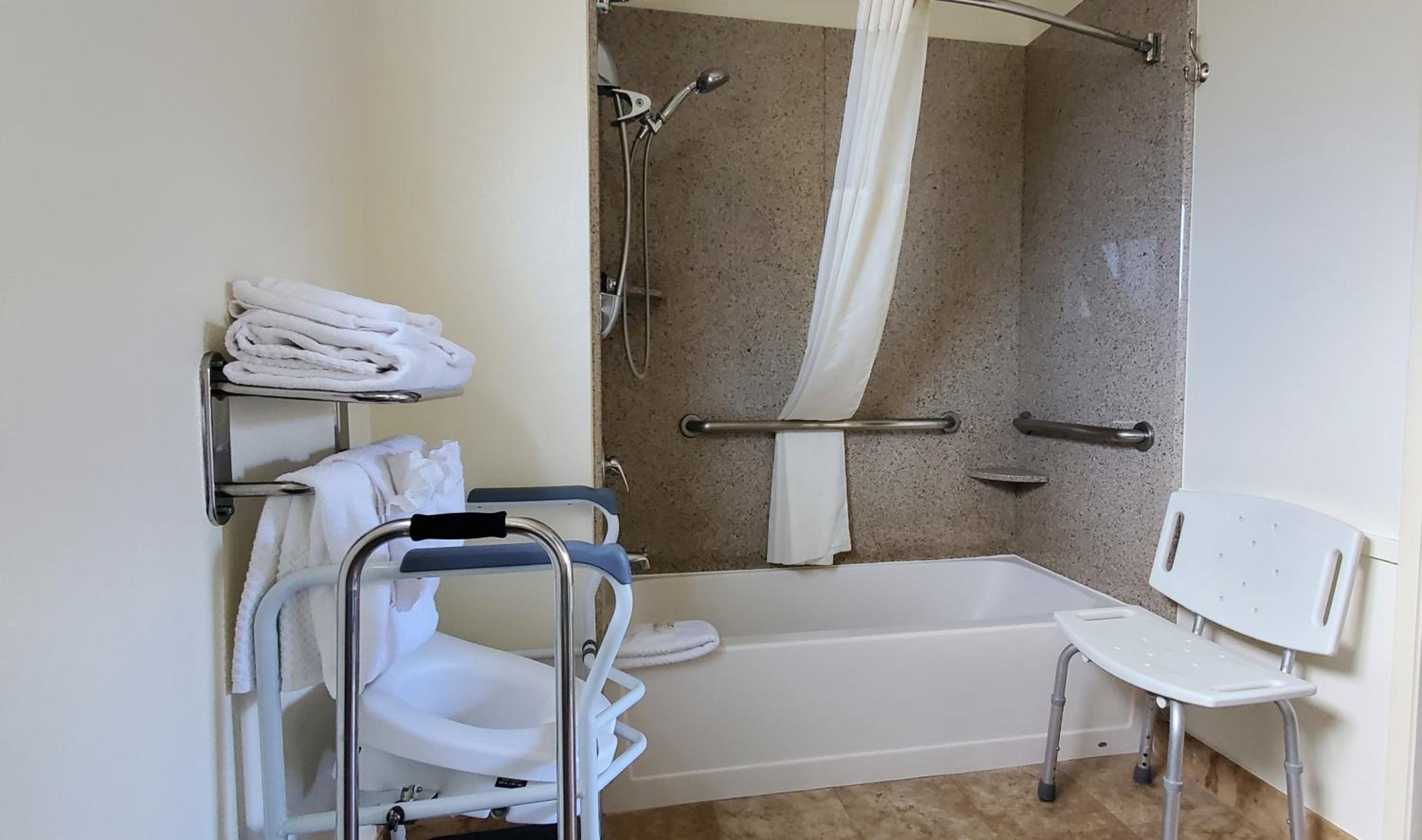 Standard Room, 2 Queen Beds, Accessible Tub, Non Smoking - Photo 2