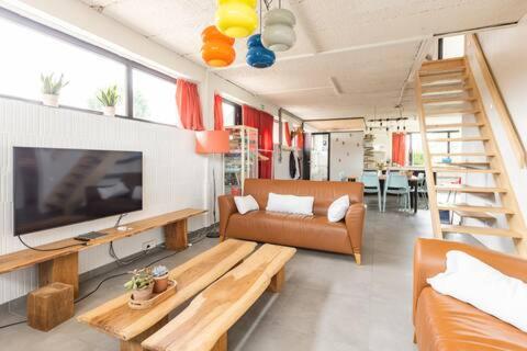 Five-Bedroom House photo 1