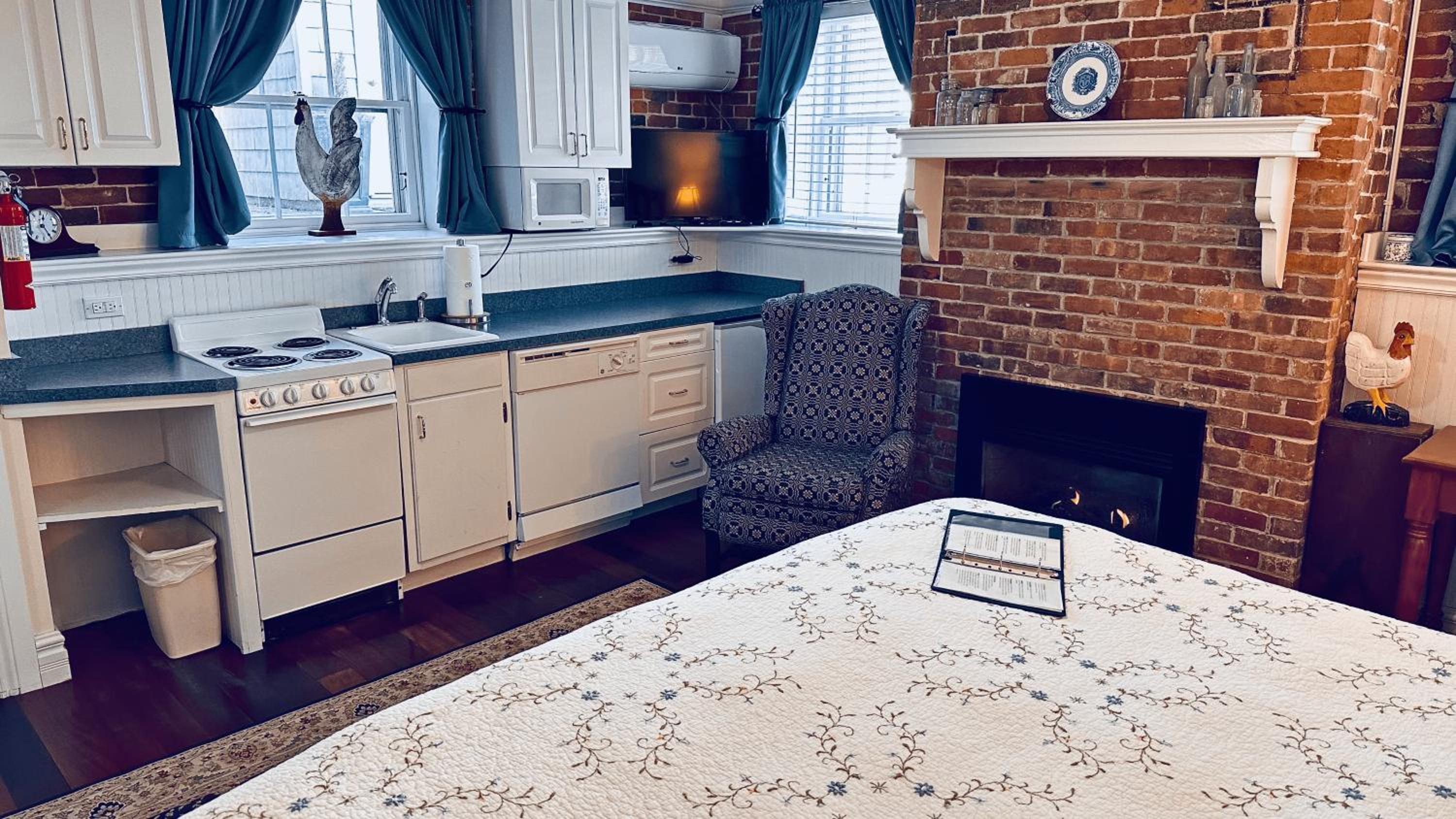 Standard King Room with Kitchenette photo 2