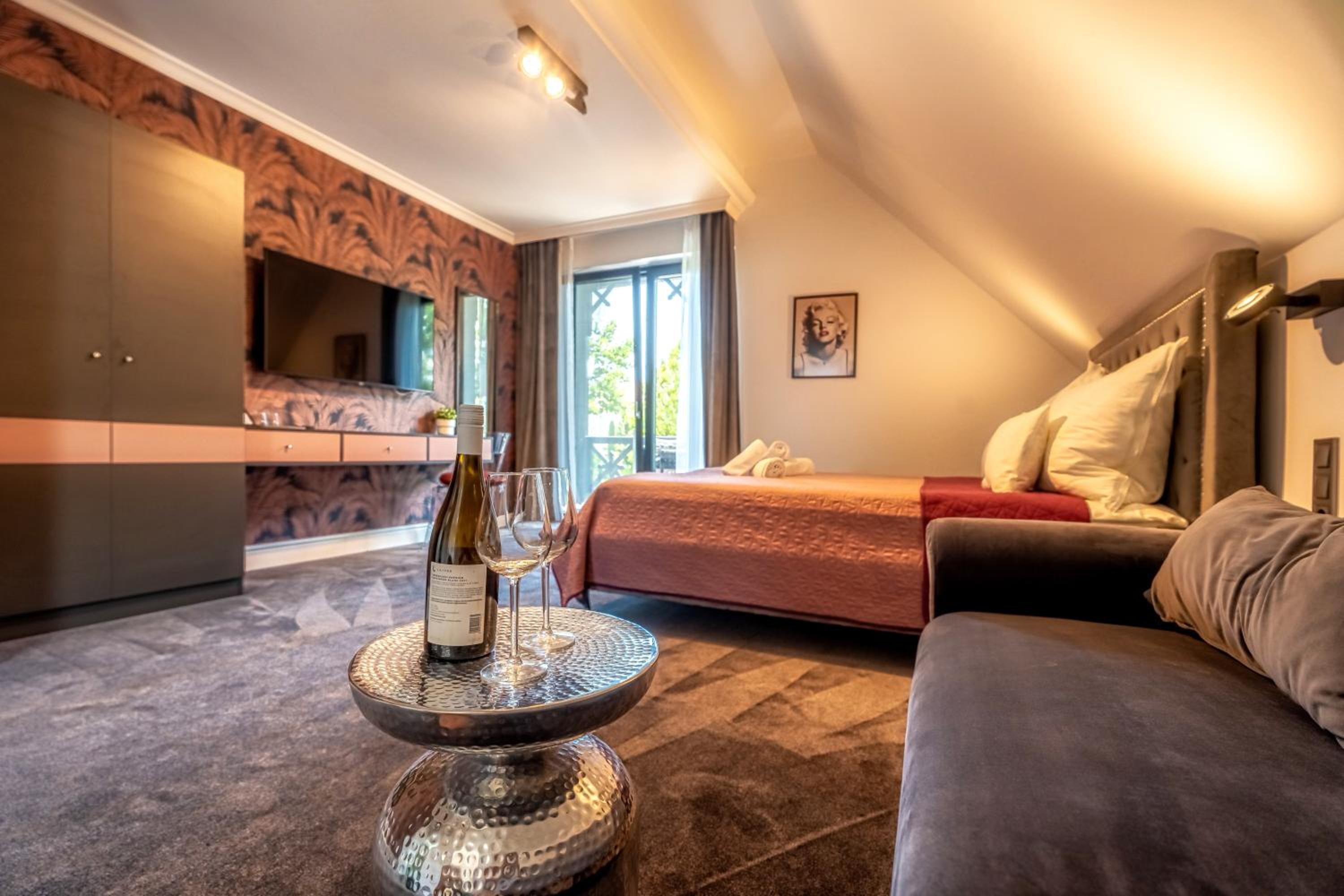 Deluxe Double Room with Bath - Photo 1