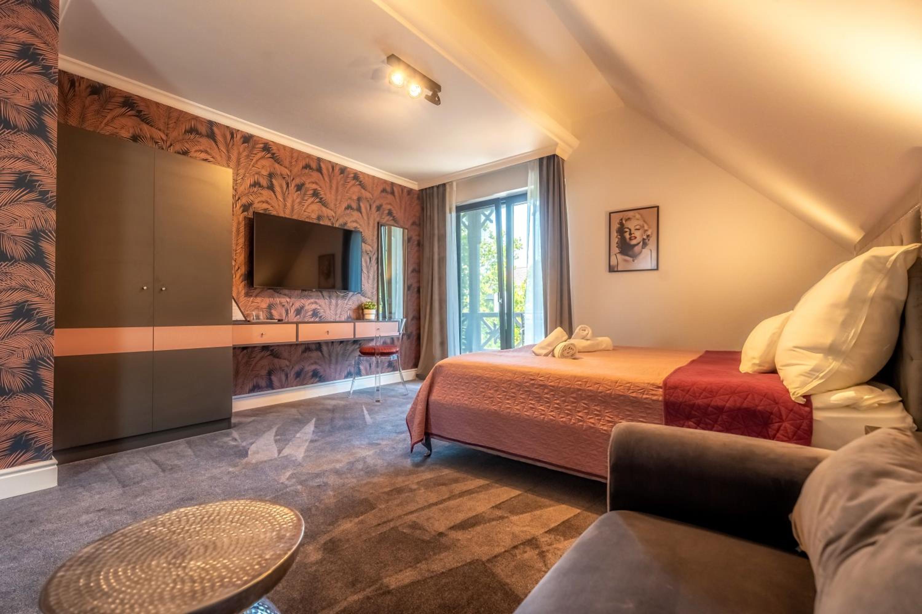 Deluxe Double Room with Bath - Photo 10