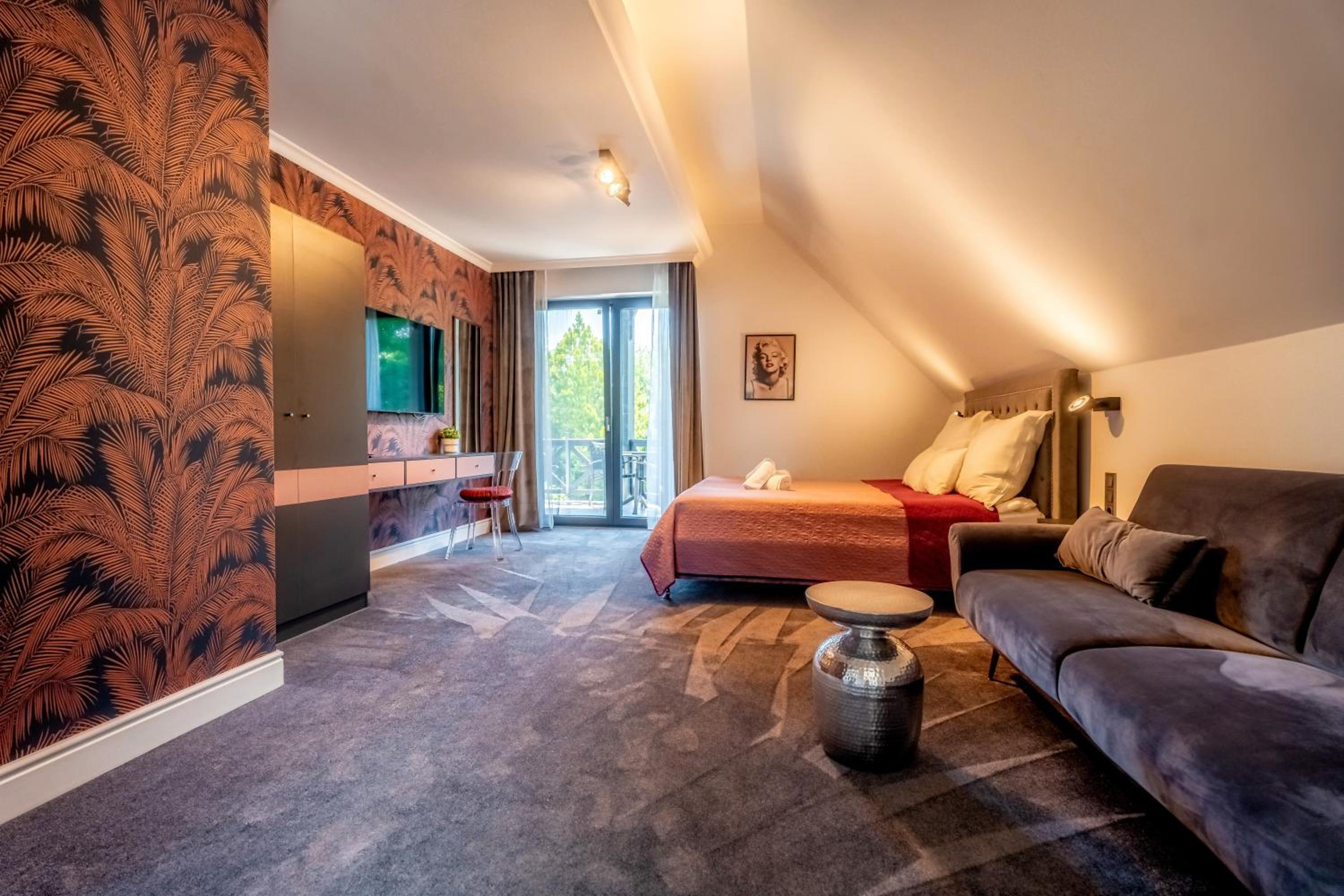 Deluxe Double Room with Bath - Photo 8