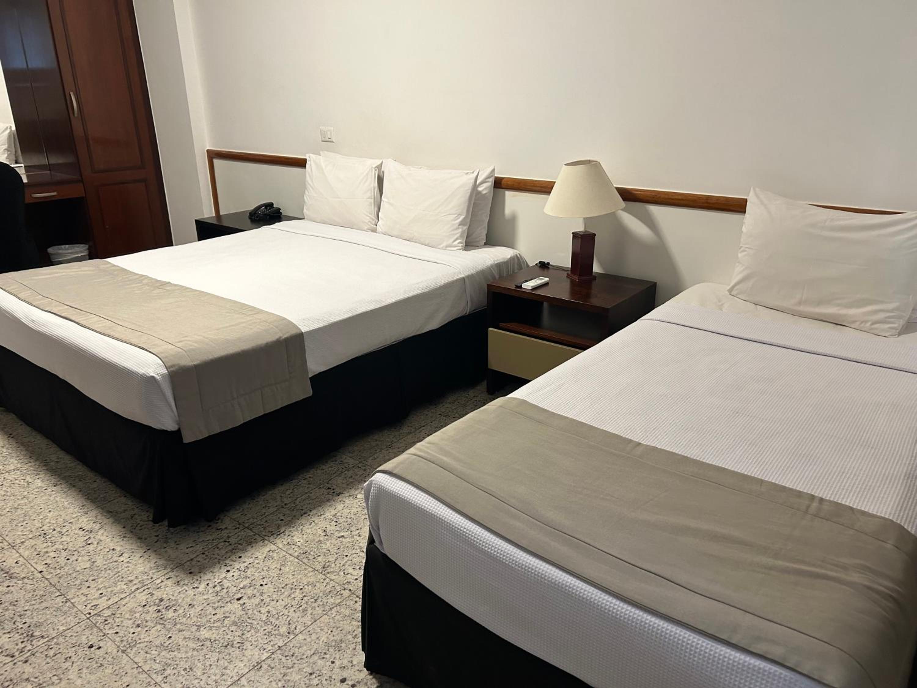 Standard Twin Room without view - Photo 8