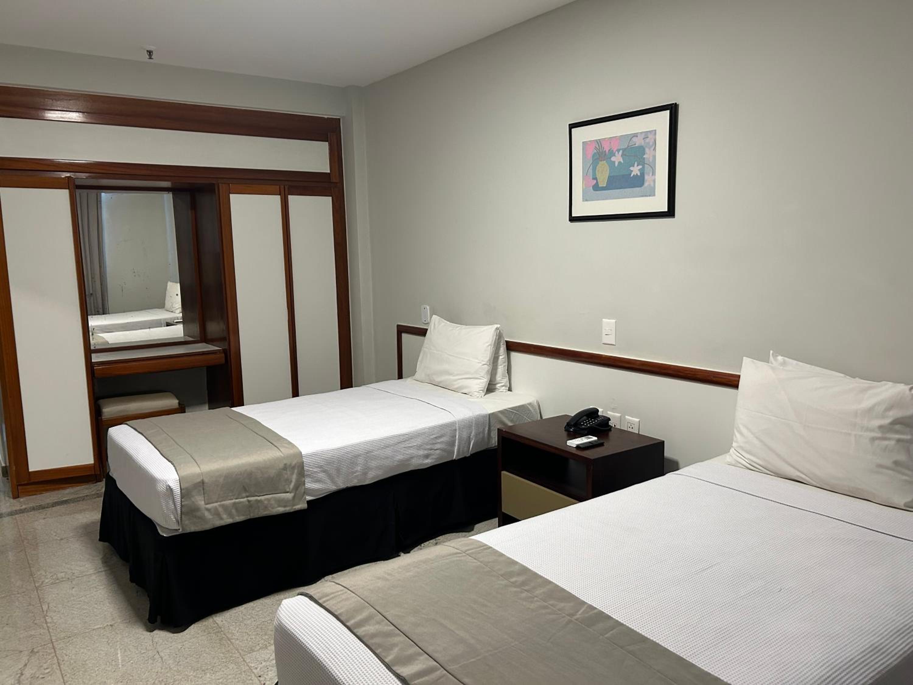Standard Twin Room without view - Photo 7