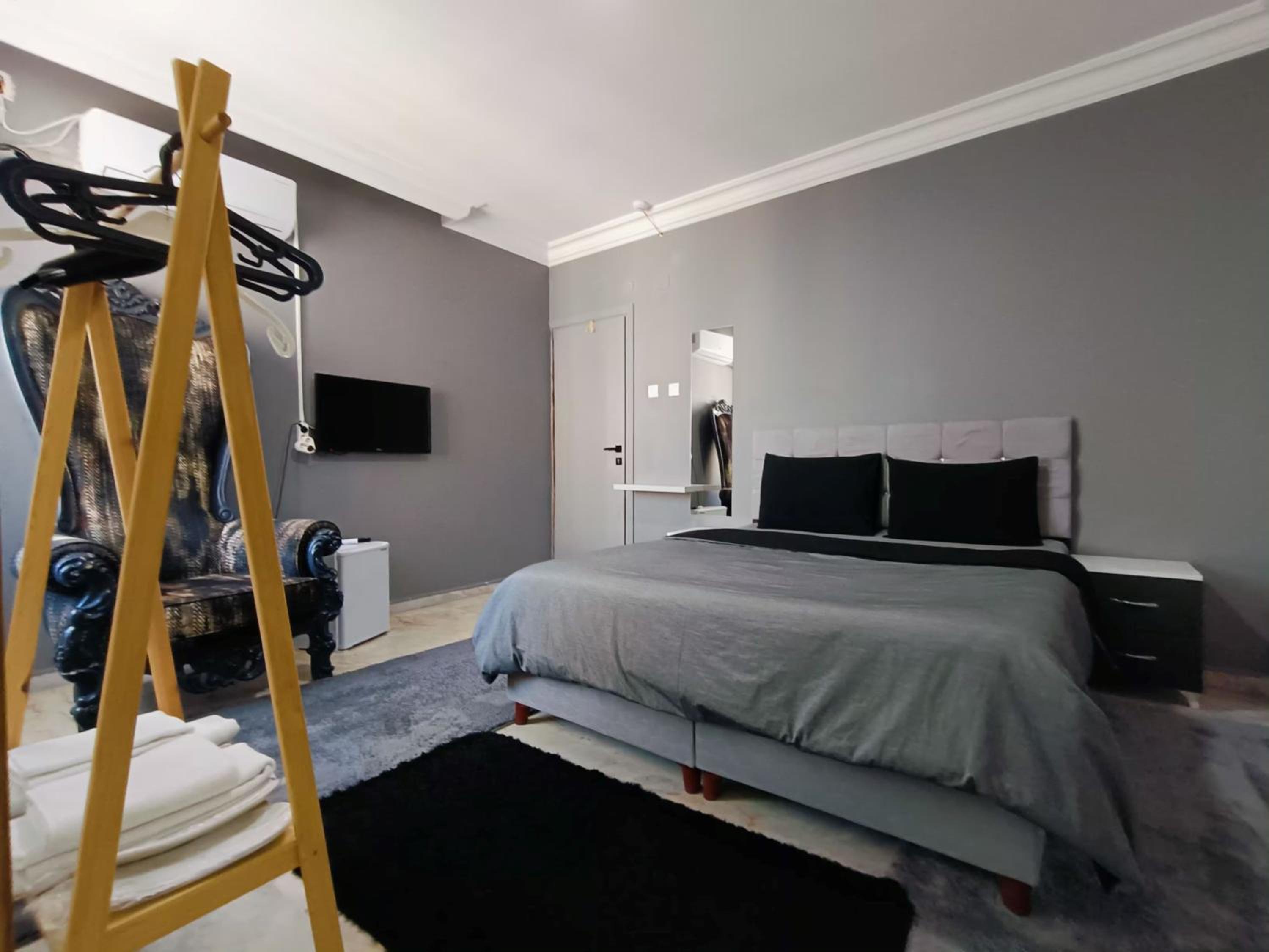 Large Double Room - Photo 9