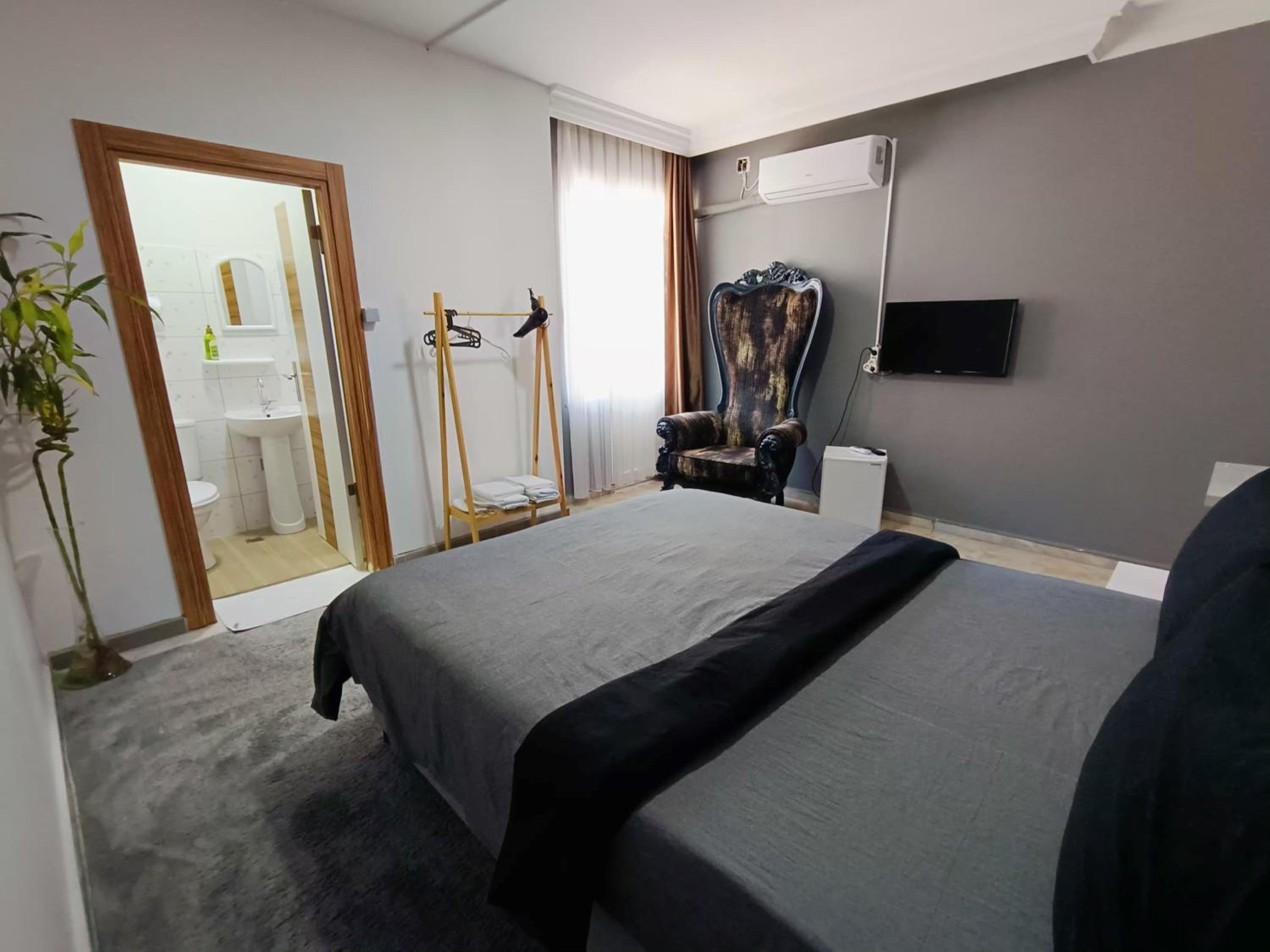 Large Double Room - Photo 1