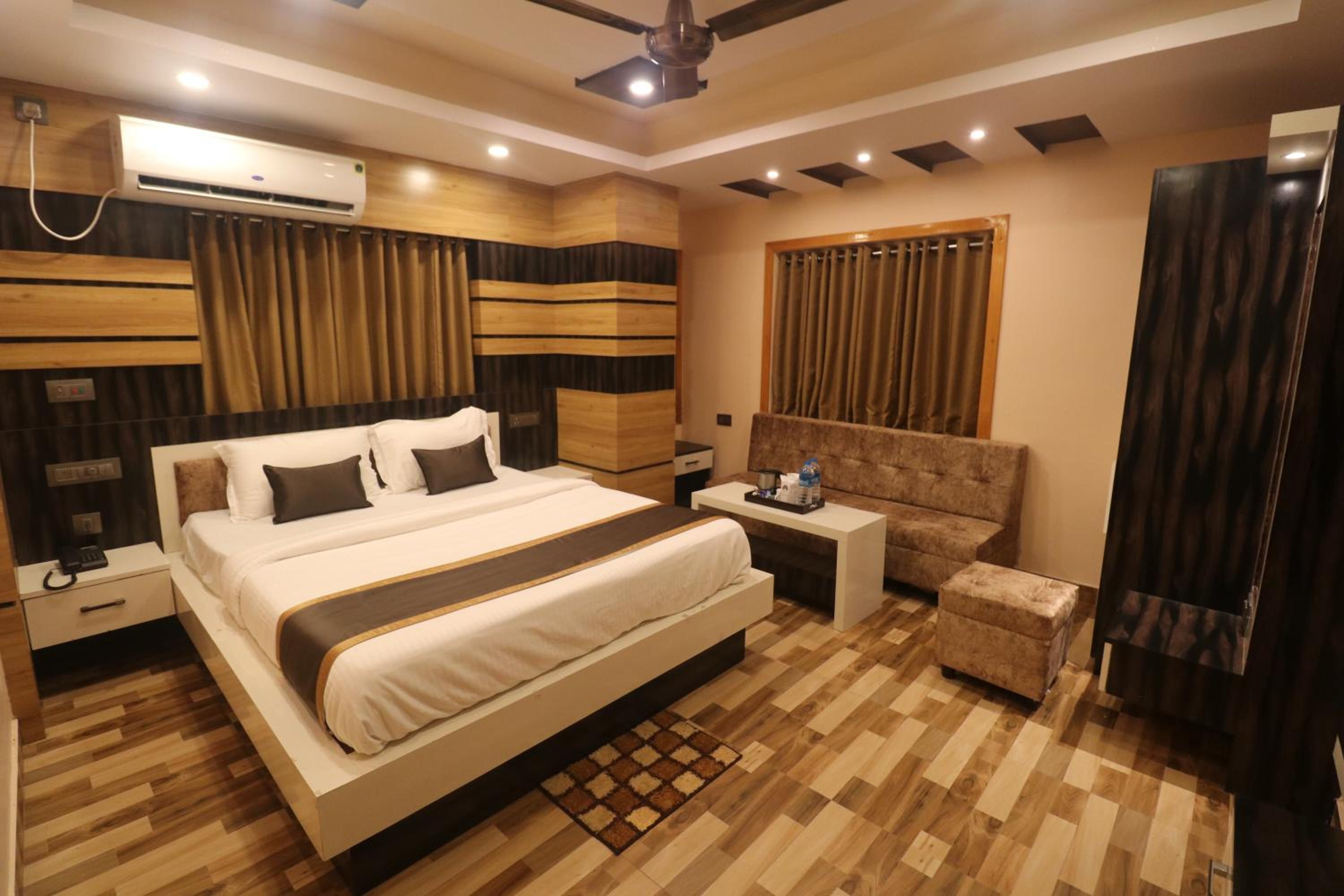 Executive Suite - Photo 6