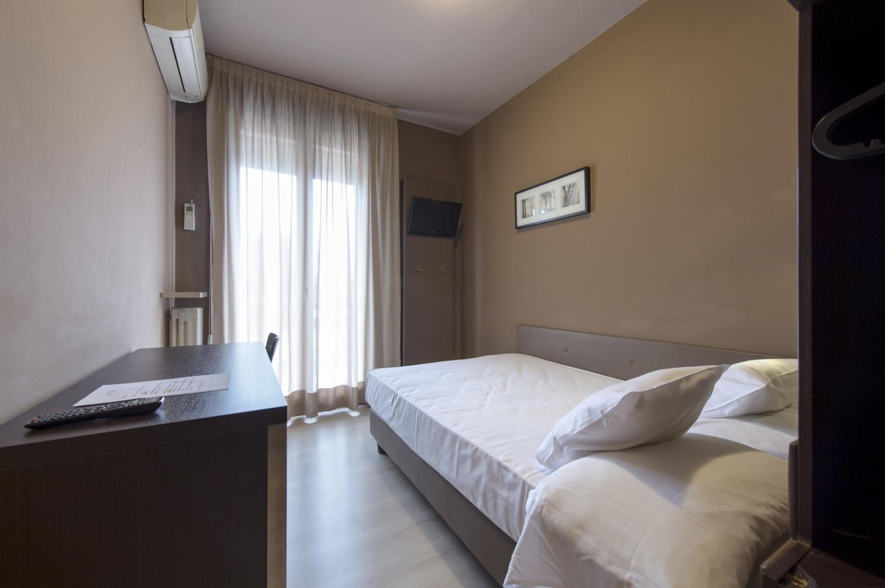 Basic Double Room With Balcony - Photo 3