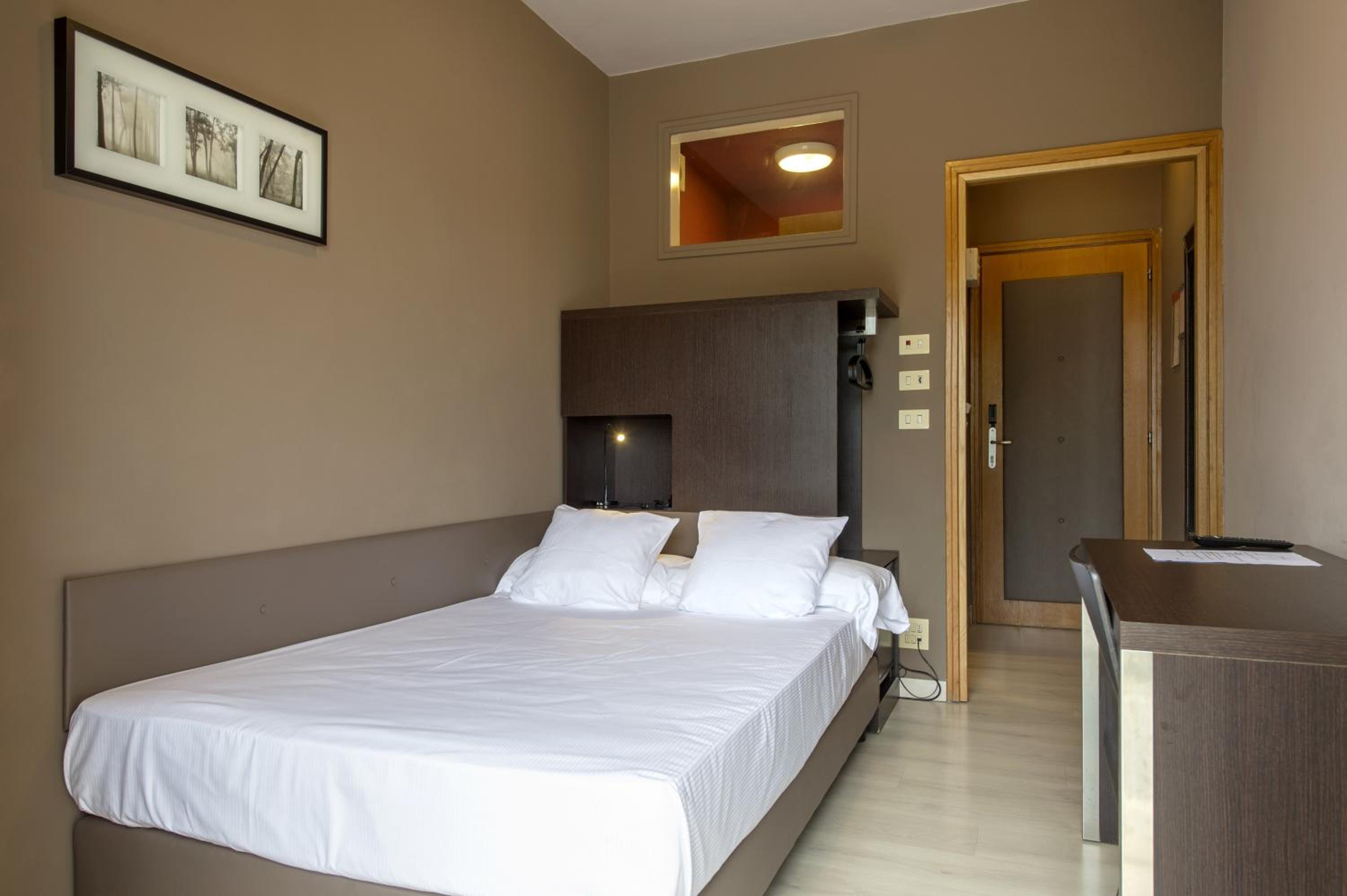 Basic Double Room With Balcony - Photo 1