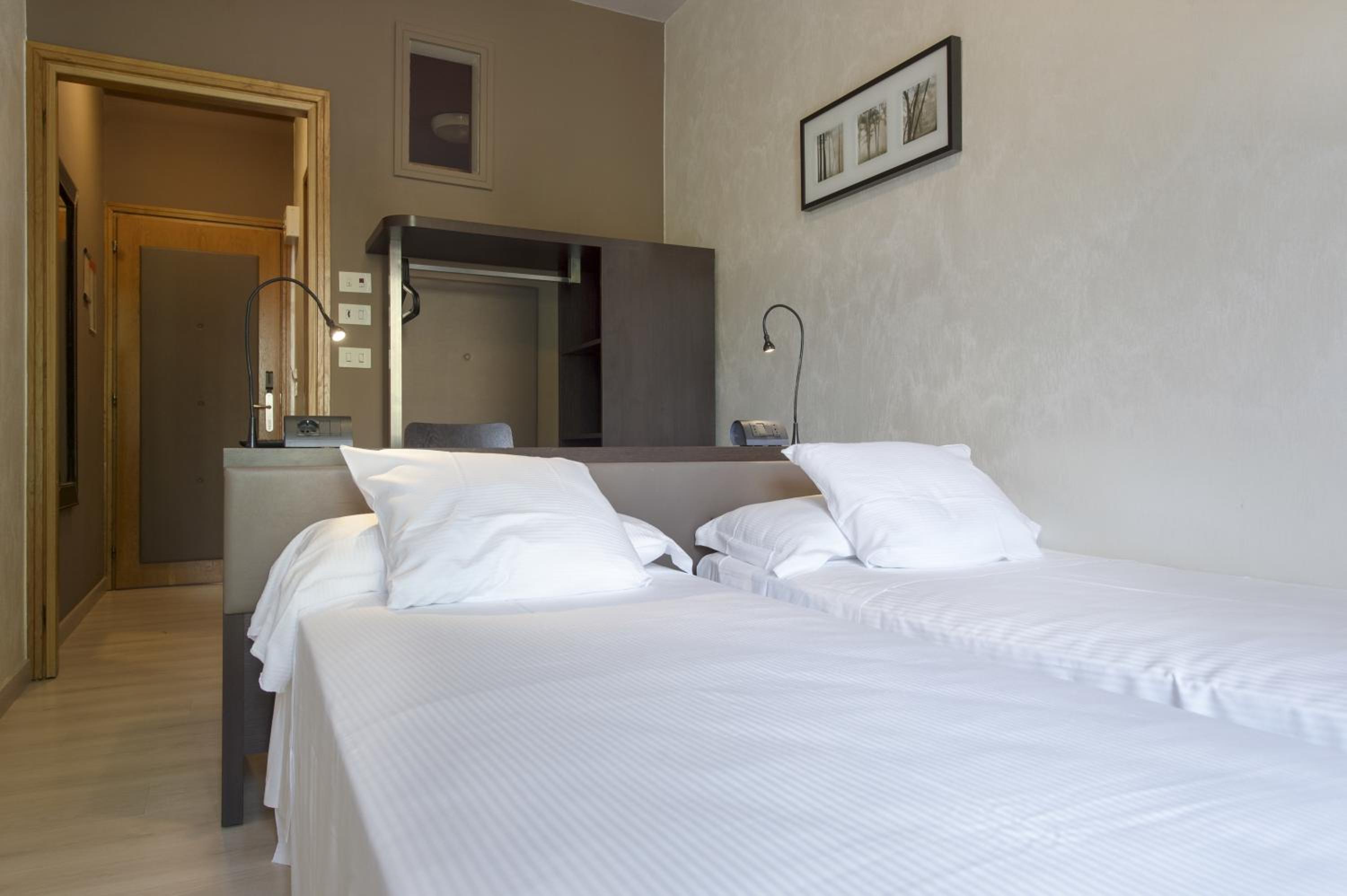 Double or Twin Room with Balcony - Photo 2
