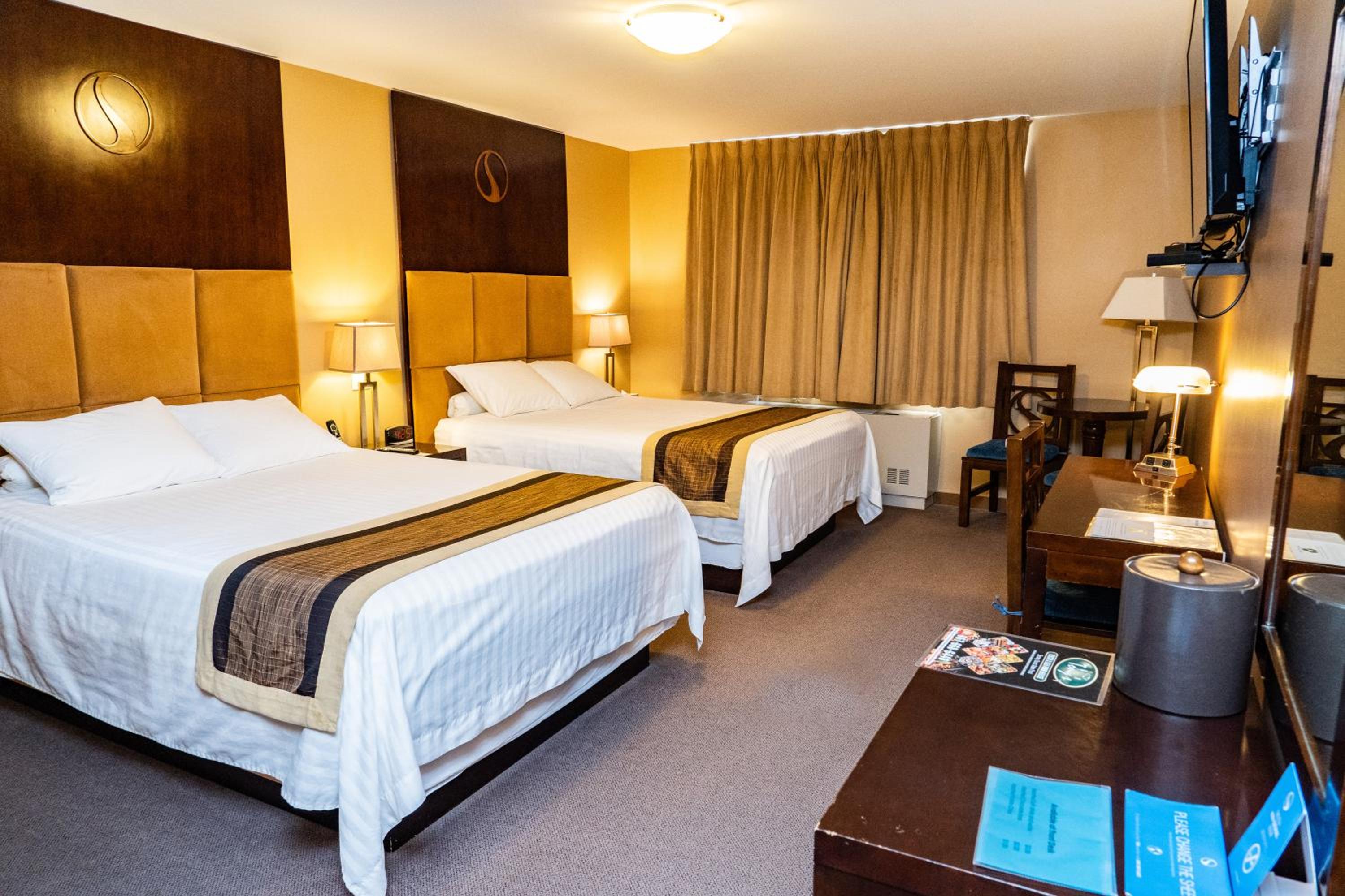Queen Room with Two Queen Beds - Photo 2