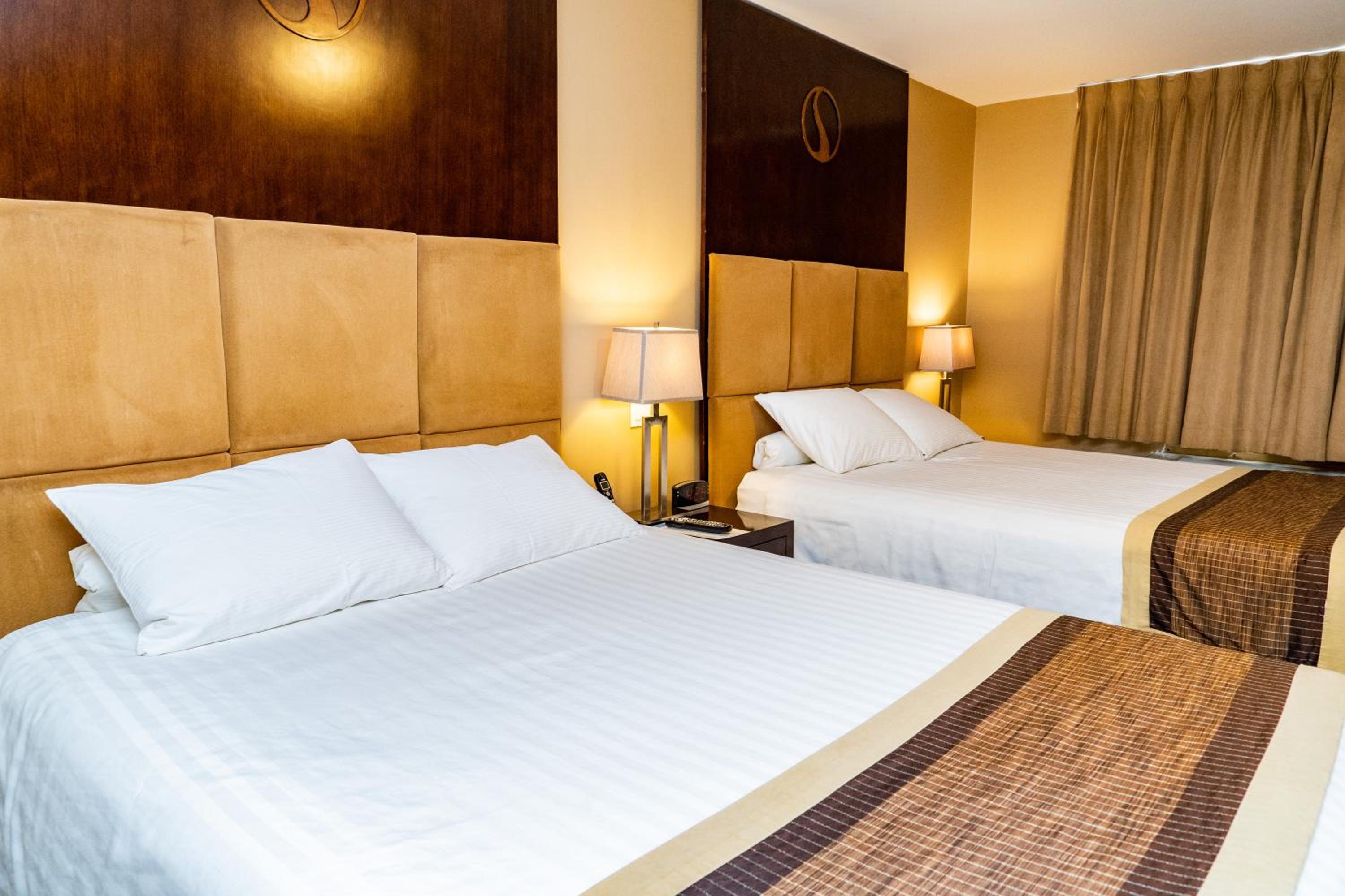 Queen Room with Two Queen Beds - Photo 3