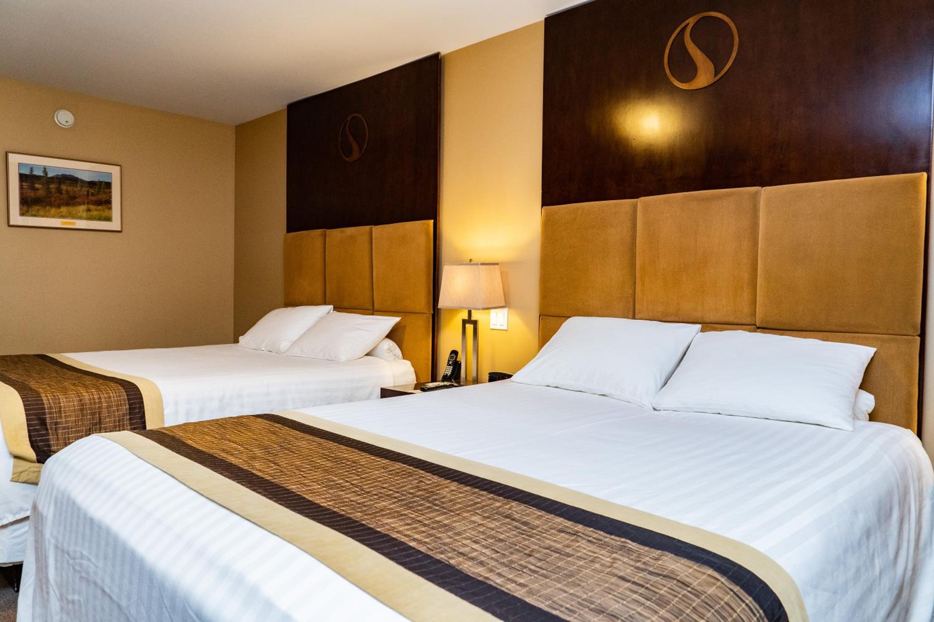 Queen Room with Two Queen Beds - Photo 4