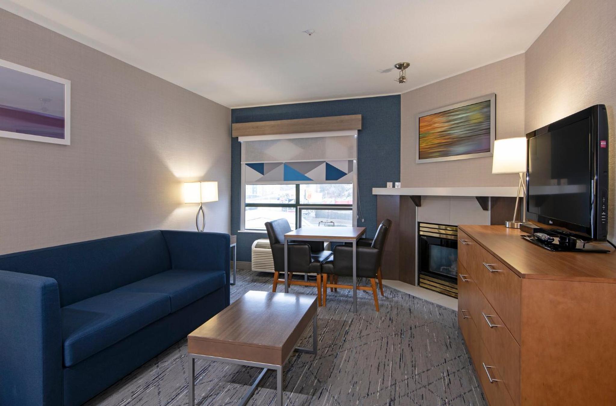 King Suite with Spa Bath - Photo 3